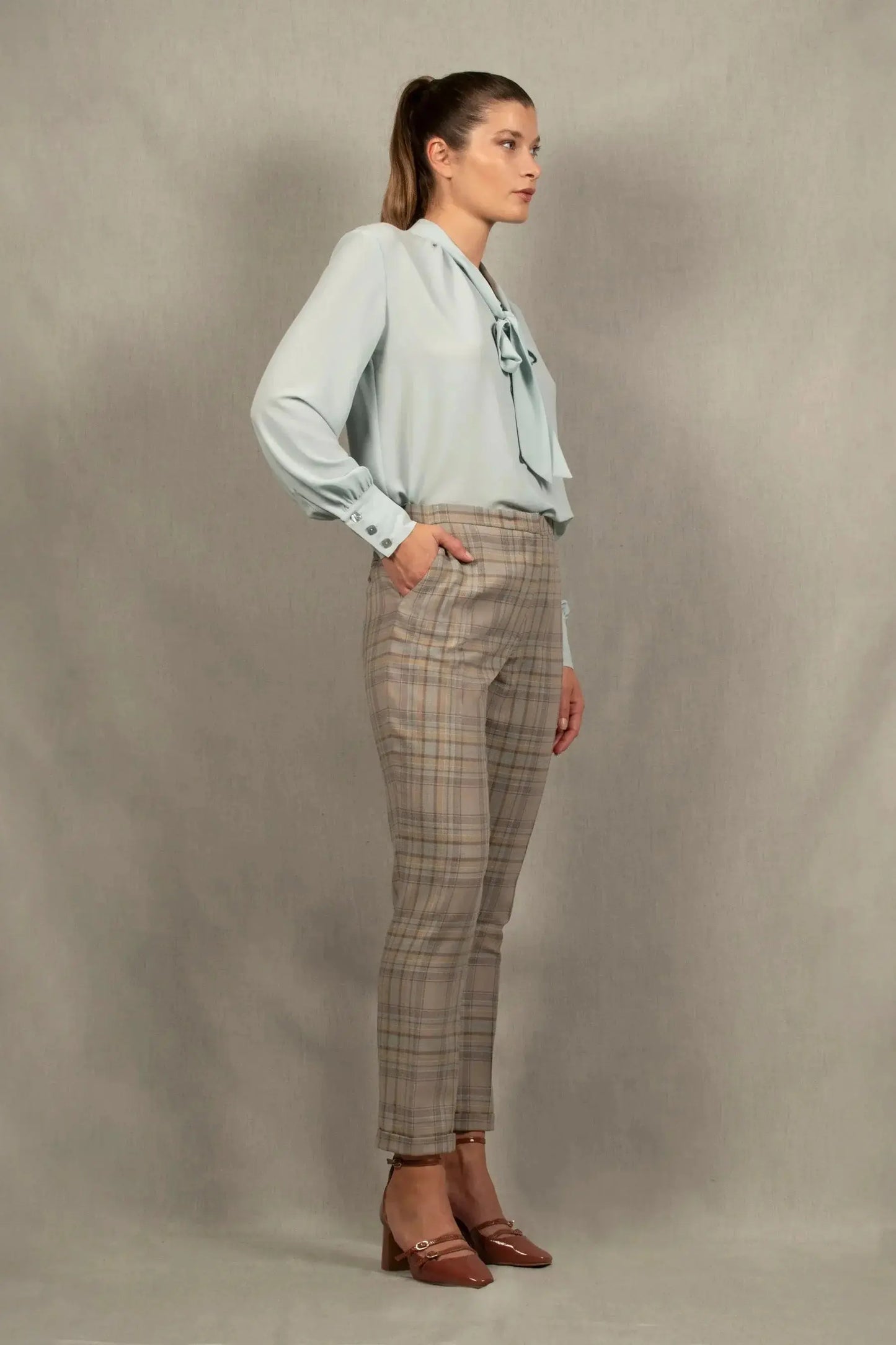 Tailleur Femme Veste Croisée Pantalon fitté Laine à Carreaux Gris Bleu – Conception - My Tailor Is Joh 4