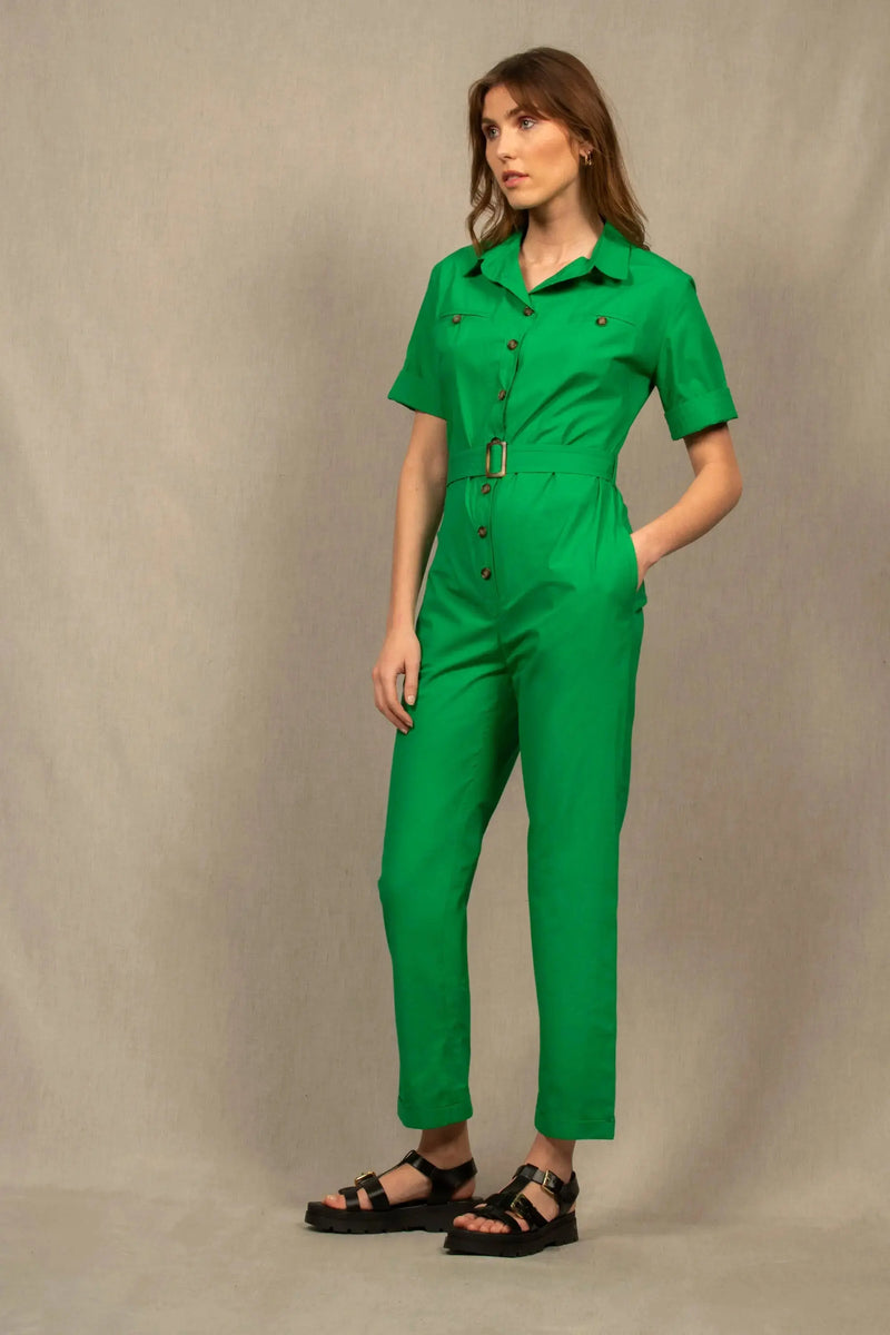 Combinaison pantalon femme noire en coton, manches 3/4, cl chemise, boutons sur le devant, poches poitrine, ceinture à boucle, coupe droite.
