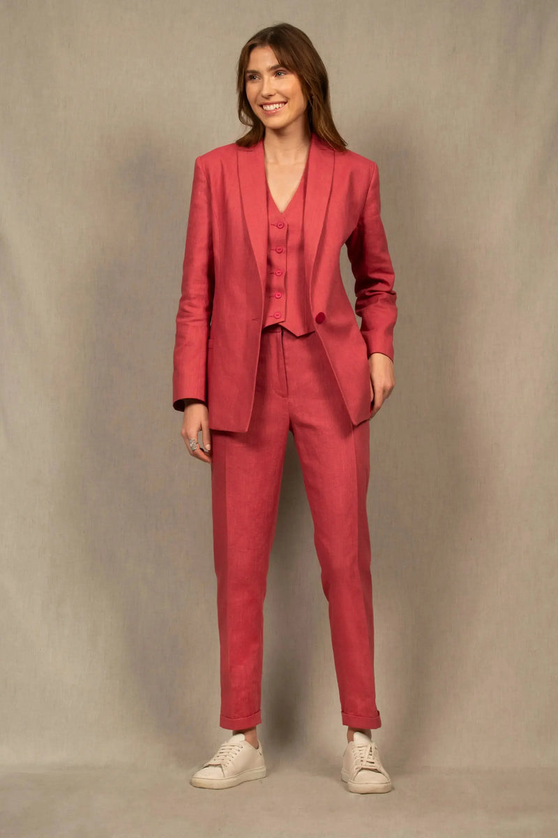 Pantalon femme tailleur 100% laine. Coupe légèrement fittée, pourvu de deux poches à l’Italienne sur le devant et une poche passepoilée fermée par un bouton à l’arrière.