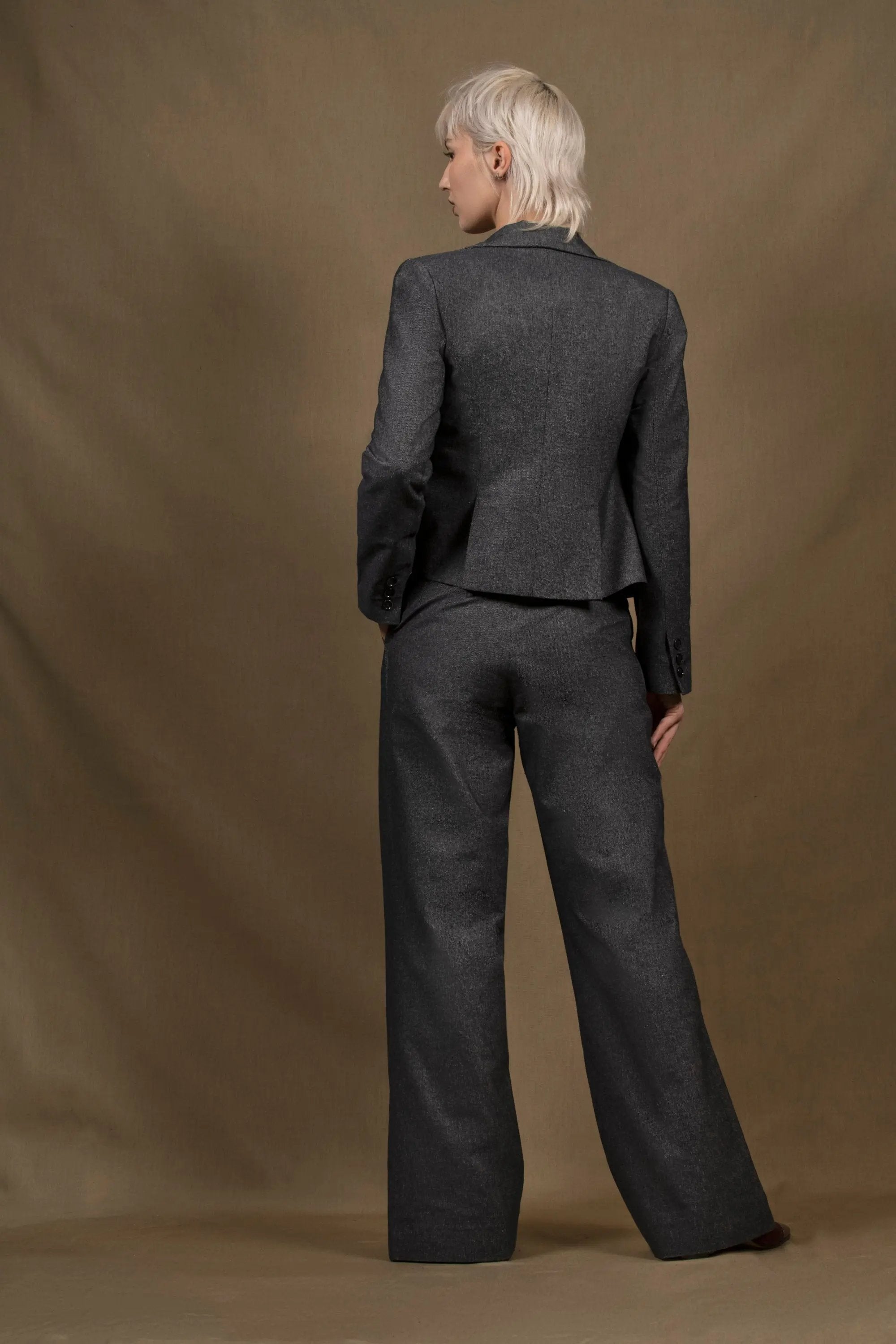 Ensemble Femme Veste Courte Pantalon Coupe Flare Jean Bleu - Certitude My tailor is Joh