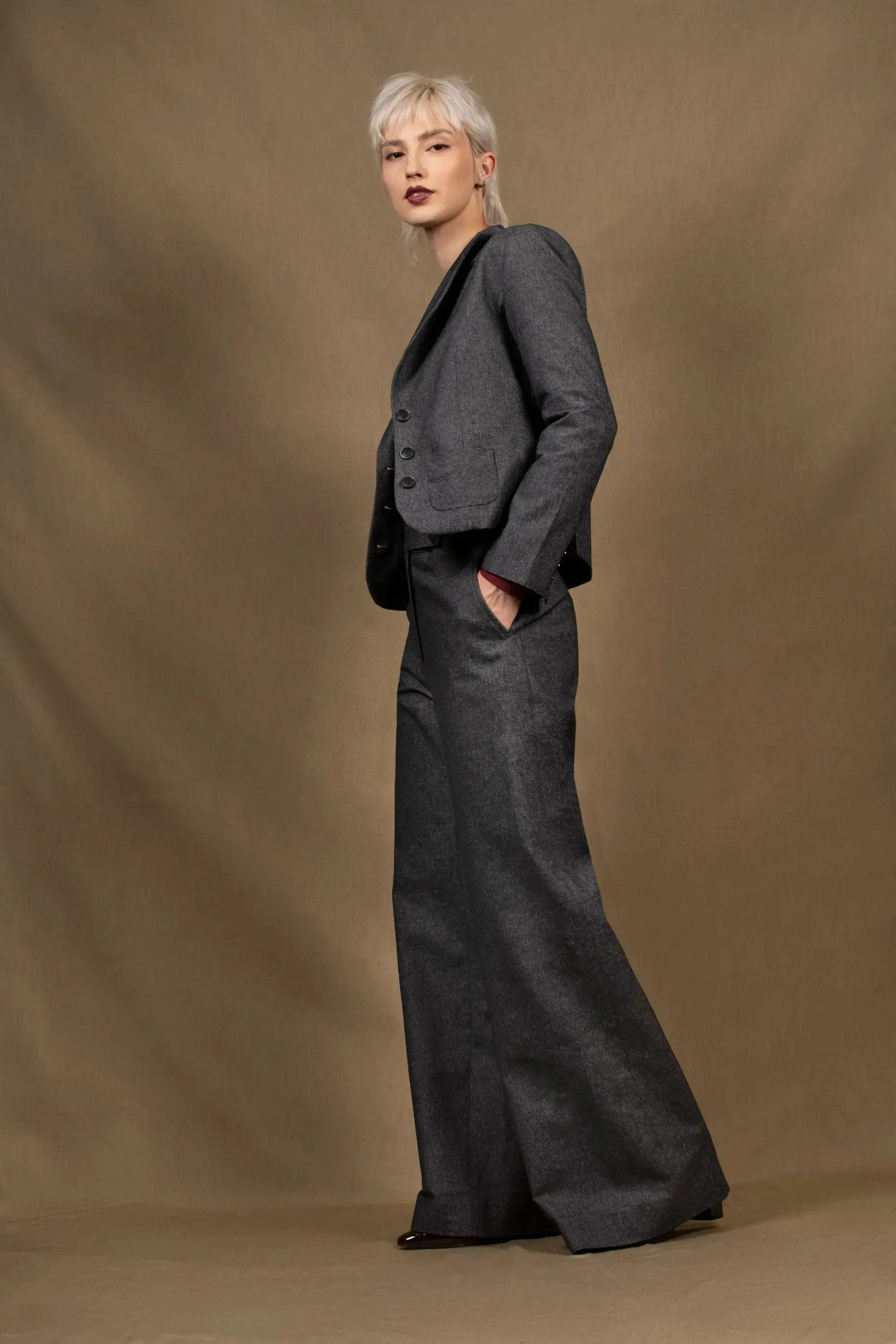 Ensemble tailleur femme veste courte cintrée Pantalon coupe flair taille haute en Jean brut 