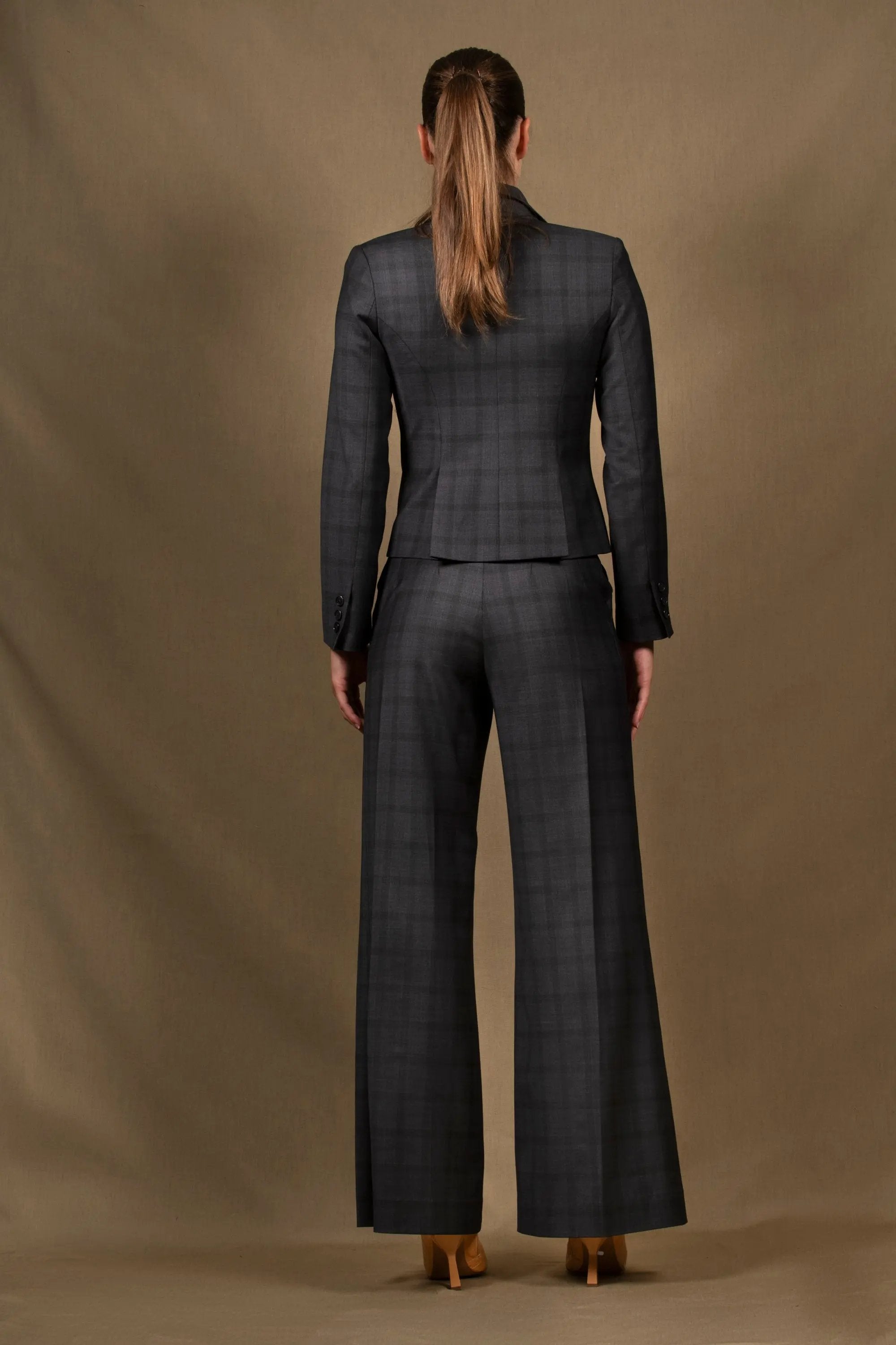 Ensemble tailleur femme veste courte col tailleur fermée sur le devant par 3 boutons alignés. Pantalon coupe flair taille haute double boutonnage en laine Bleu Marine à Carreaux Certitude