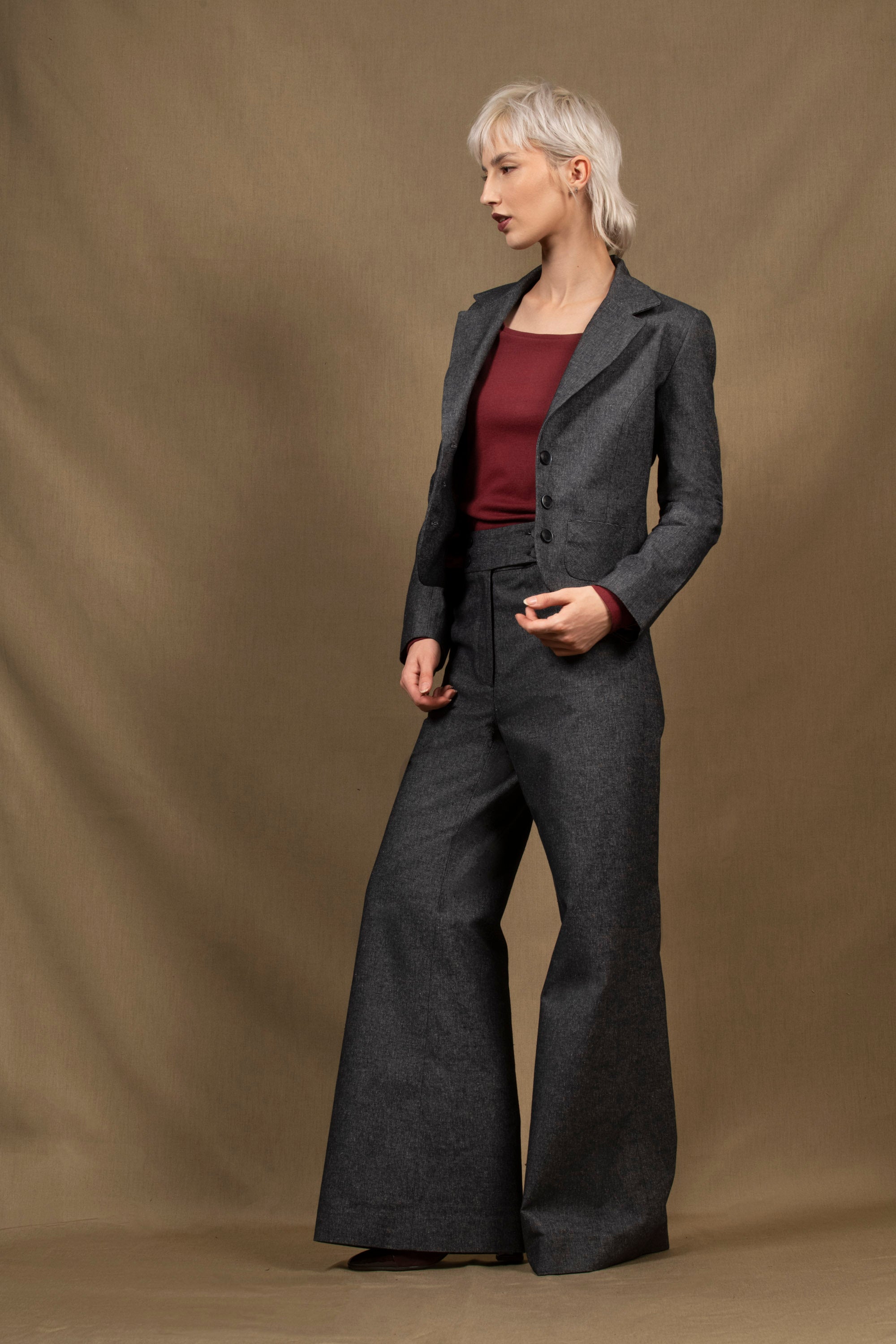 Ensemble tailleur femme veste courte cintrée Pantalon coupe flair taille haute en Jean brut 
