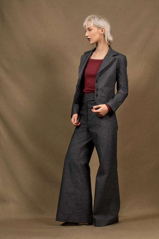 Ensemble tailleur femme veste courte cintrée Pantalon coupe flair taille haute en Jean brut 
