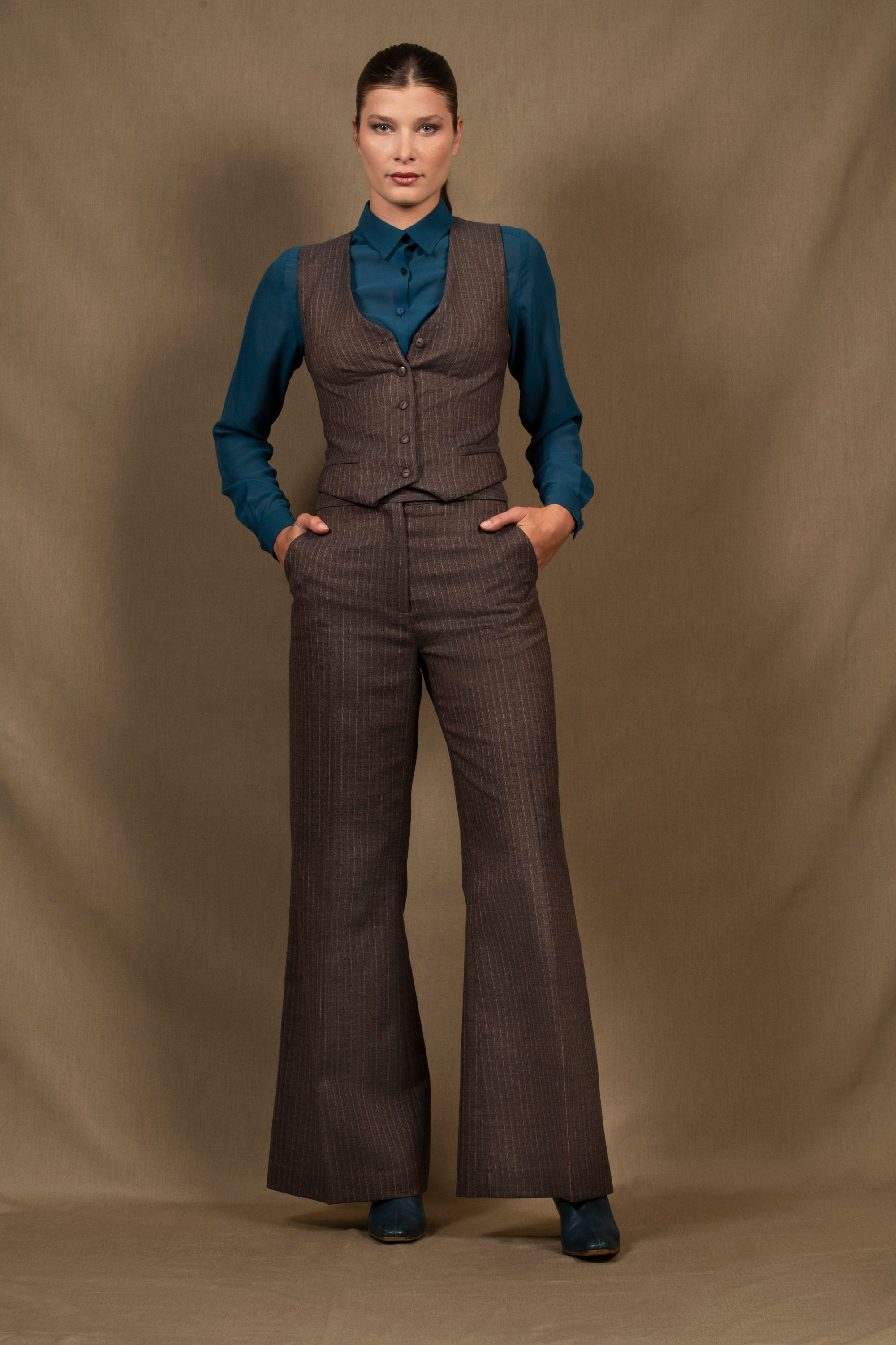 Pantalon tailleur femme coupe flare en laine marron à fines rayures écru et bleu, taille haute double boutonnage
