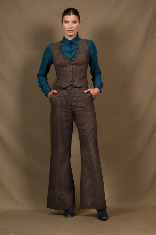 Pantalon tailleur femme coupe flare en laine marron à fines rayures écru et bleu, taille haute double boutonnage

