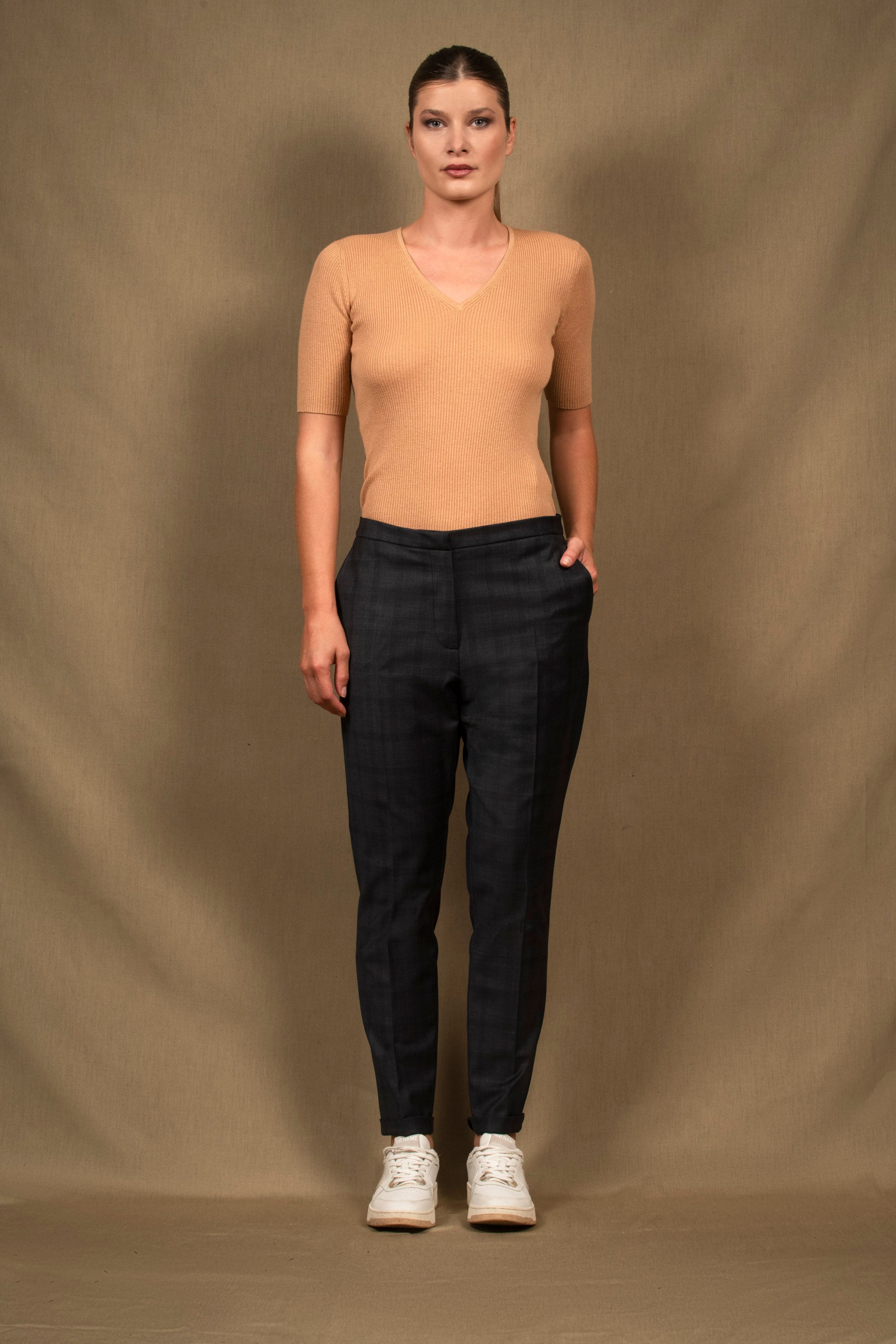 Pantalon tailleur femme fitté bleu marine à carreaux. Poches italiennes et bas à revers