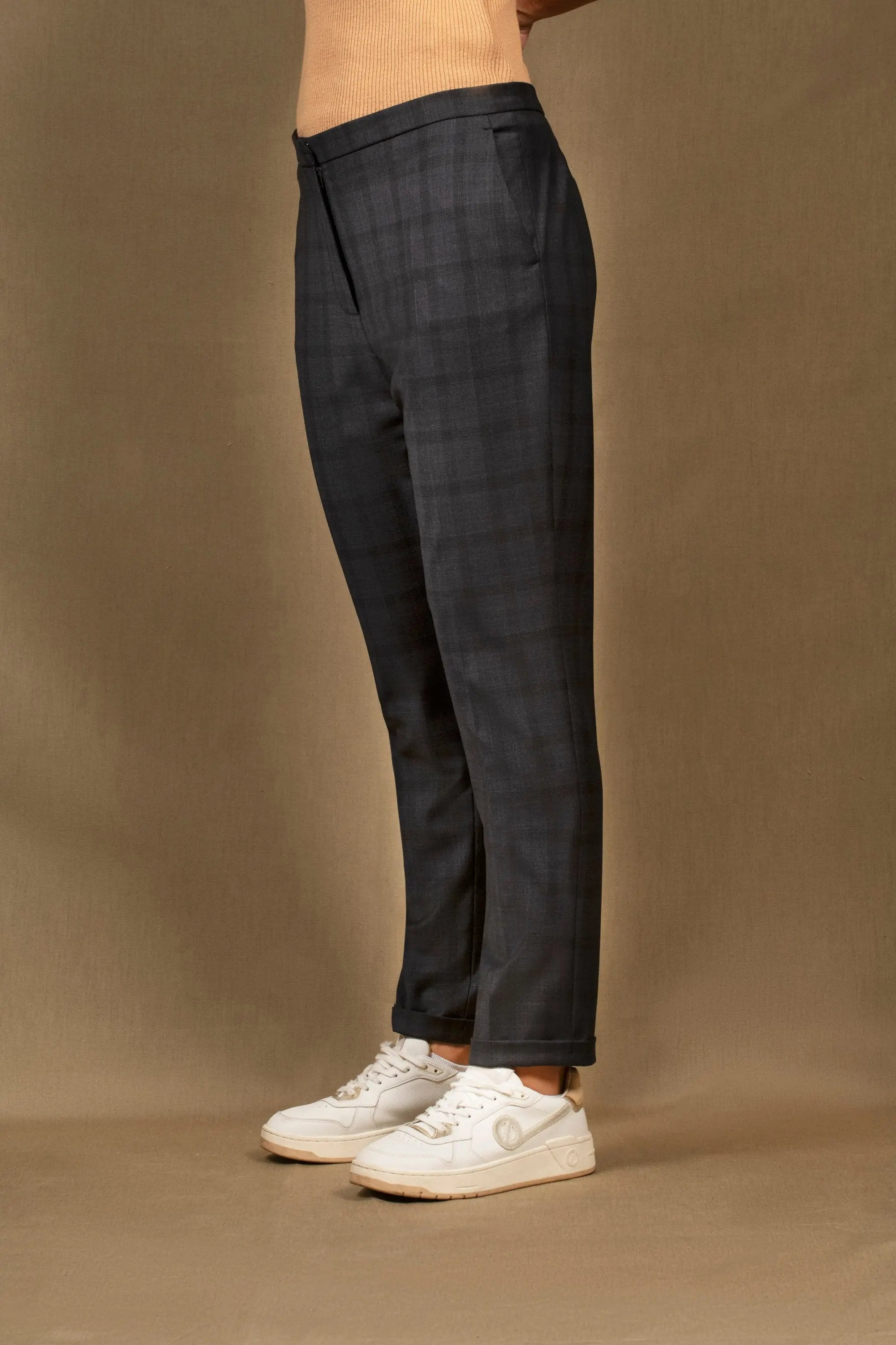 Pantalon tailleur femme fitté bleu marine à carreaux. Poches italiennes et bas à revers