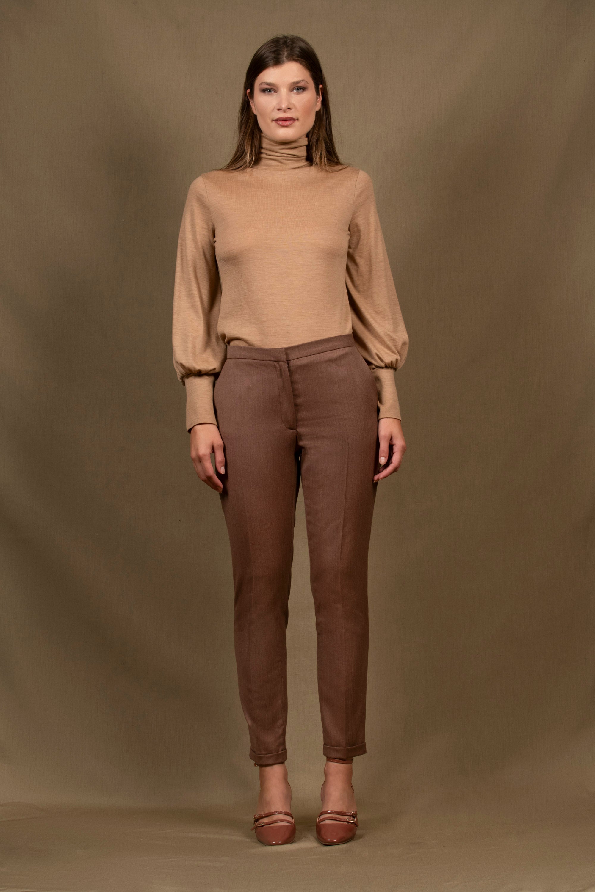 Pantalon tailleur femme fitté en laine coloris tomette Poches italiennes et bas à revers