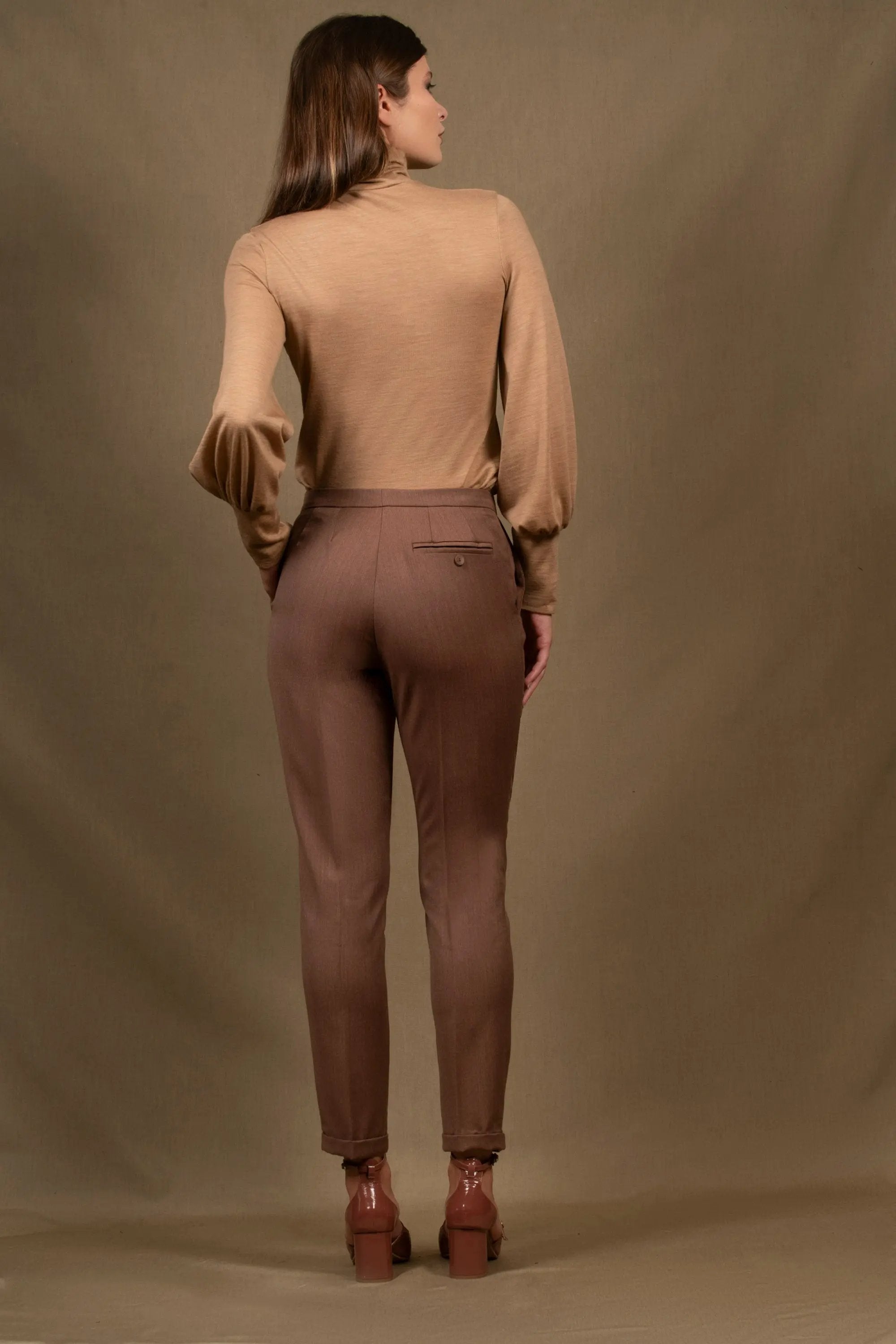 Pantalon tailleur femme fitté en laine coloris tomette Poches italiennes et bas à revers