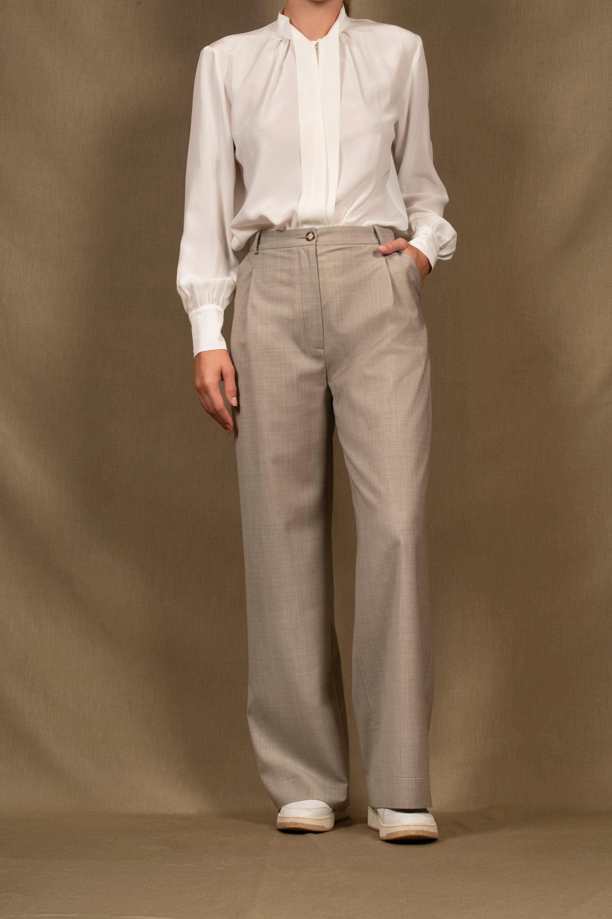 Coupe fluide large à un pli pince devant, poches à l’Italienne, ceinture à passants.