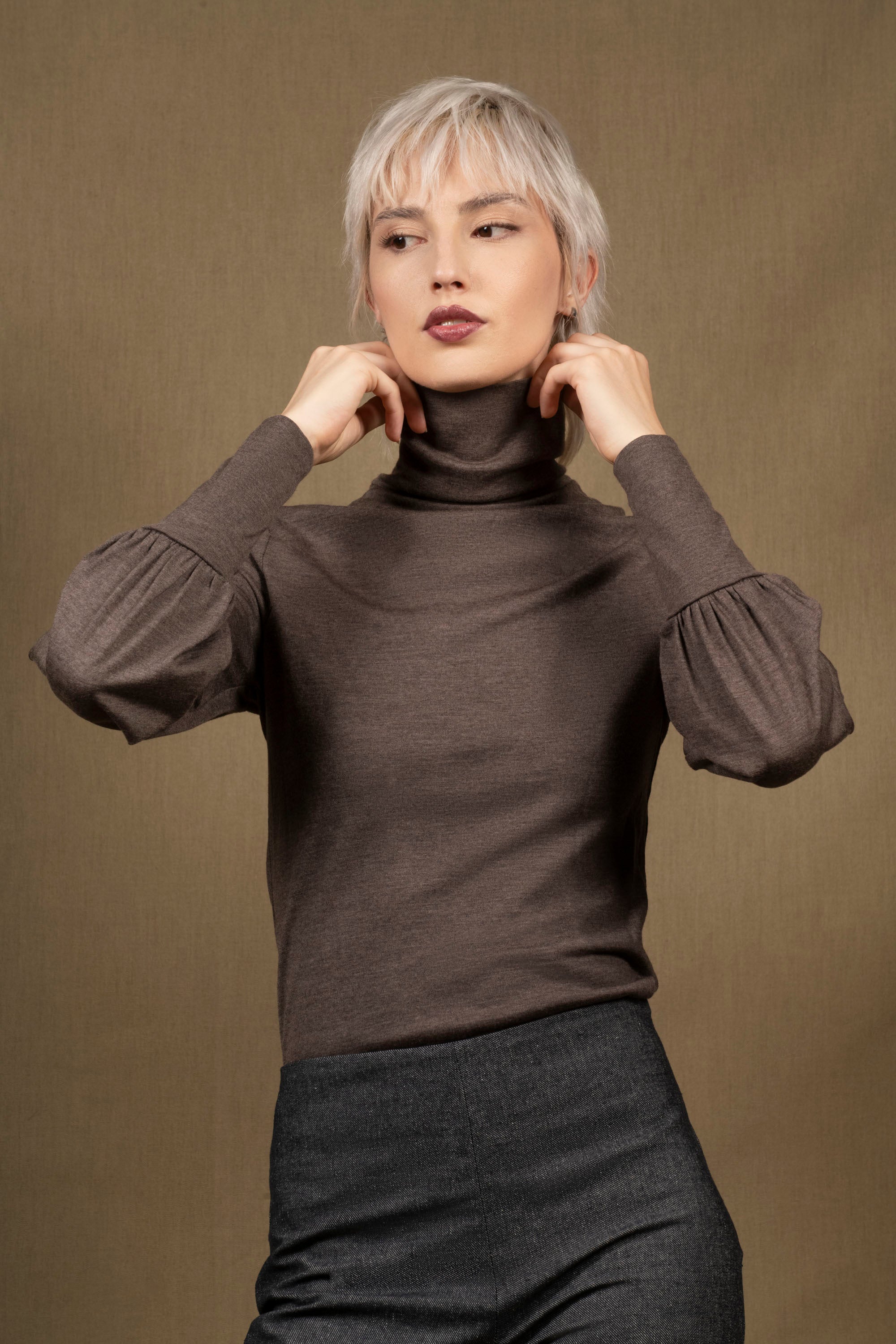 Sous-pull femme laine marron glacé à manches évasées resserrées sur un large poignet