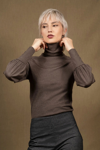 Sous-pull femme laine marron glacé à manches évasées resserrées sur un large poignet