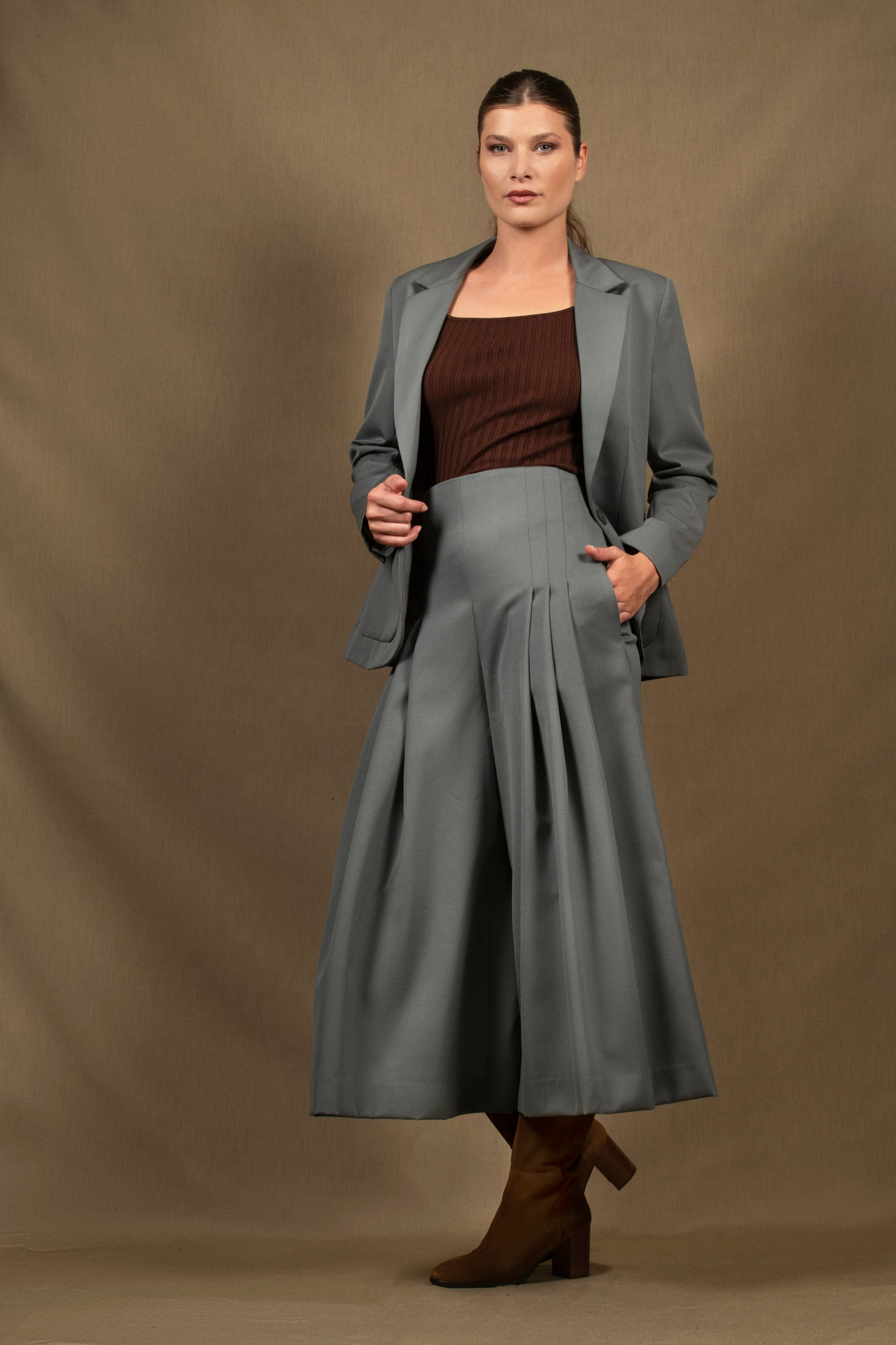 Tailleur Femme Veste Cintrée Pantalon Taille Haute Vert Amande Laine – Abandon My Tailor Is Joh 