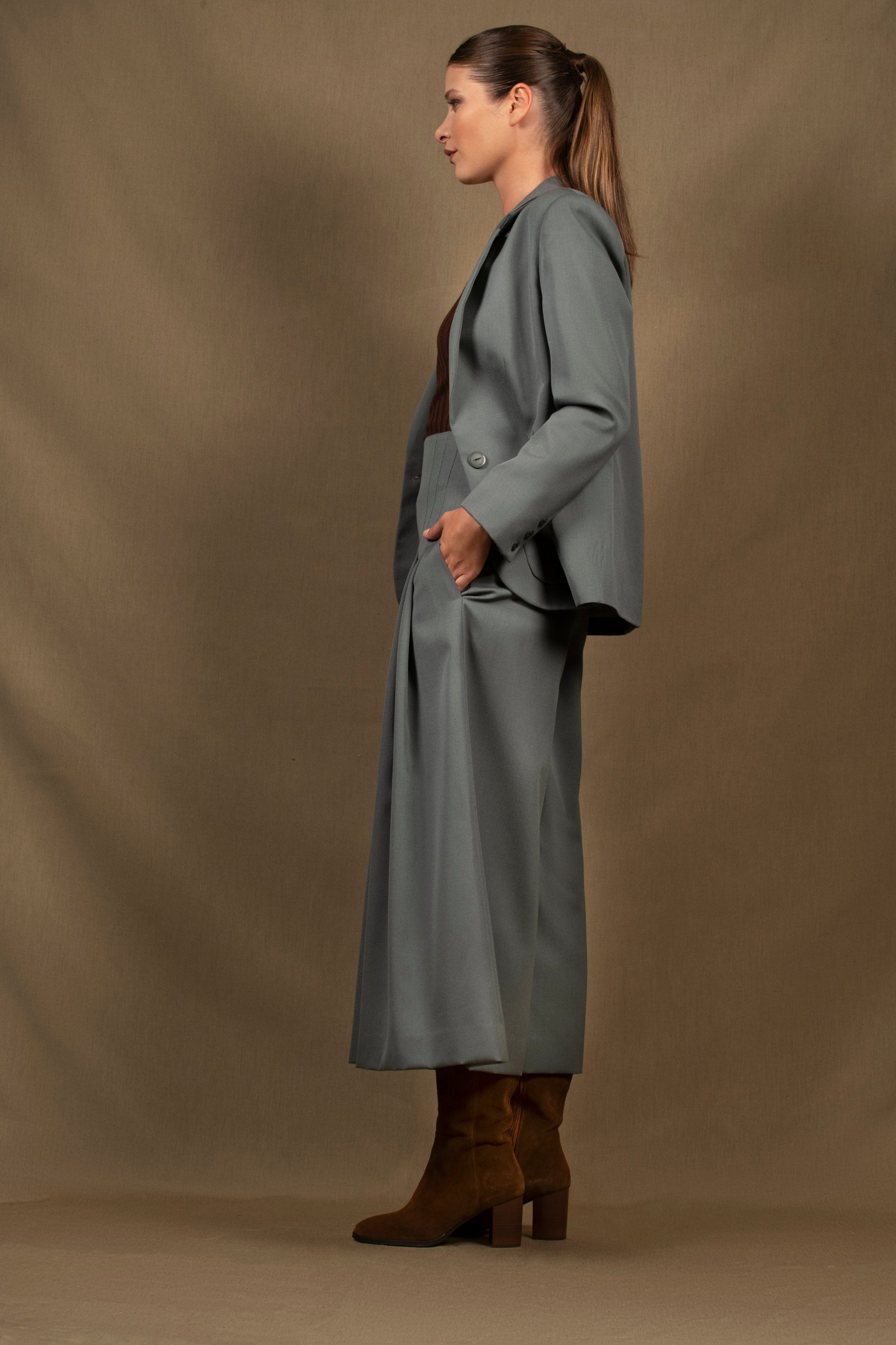 Tailleur Femme Veste Cintrée Pantalon Taille Haute Vert Amande Laine – Abandon My Tailor Is Joh 