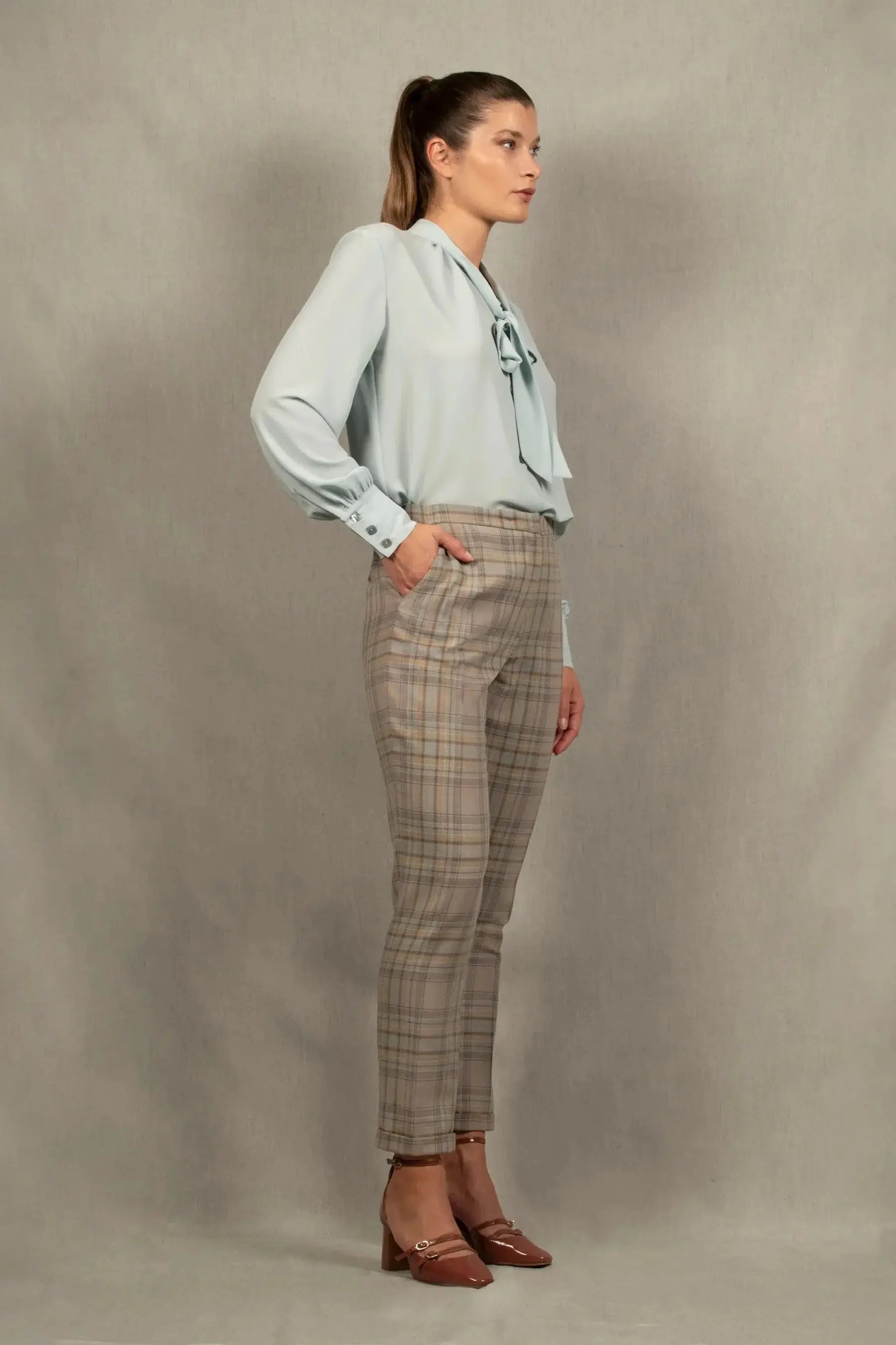 Tailleur Femme Veste Croisée Pantalon fitté Laine à Carreaux Gris Bleu – Conception - My Tailor Is Joh 4