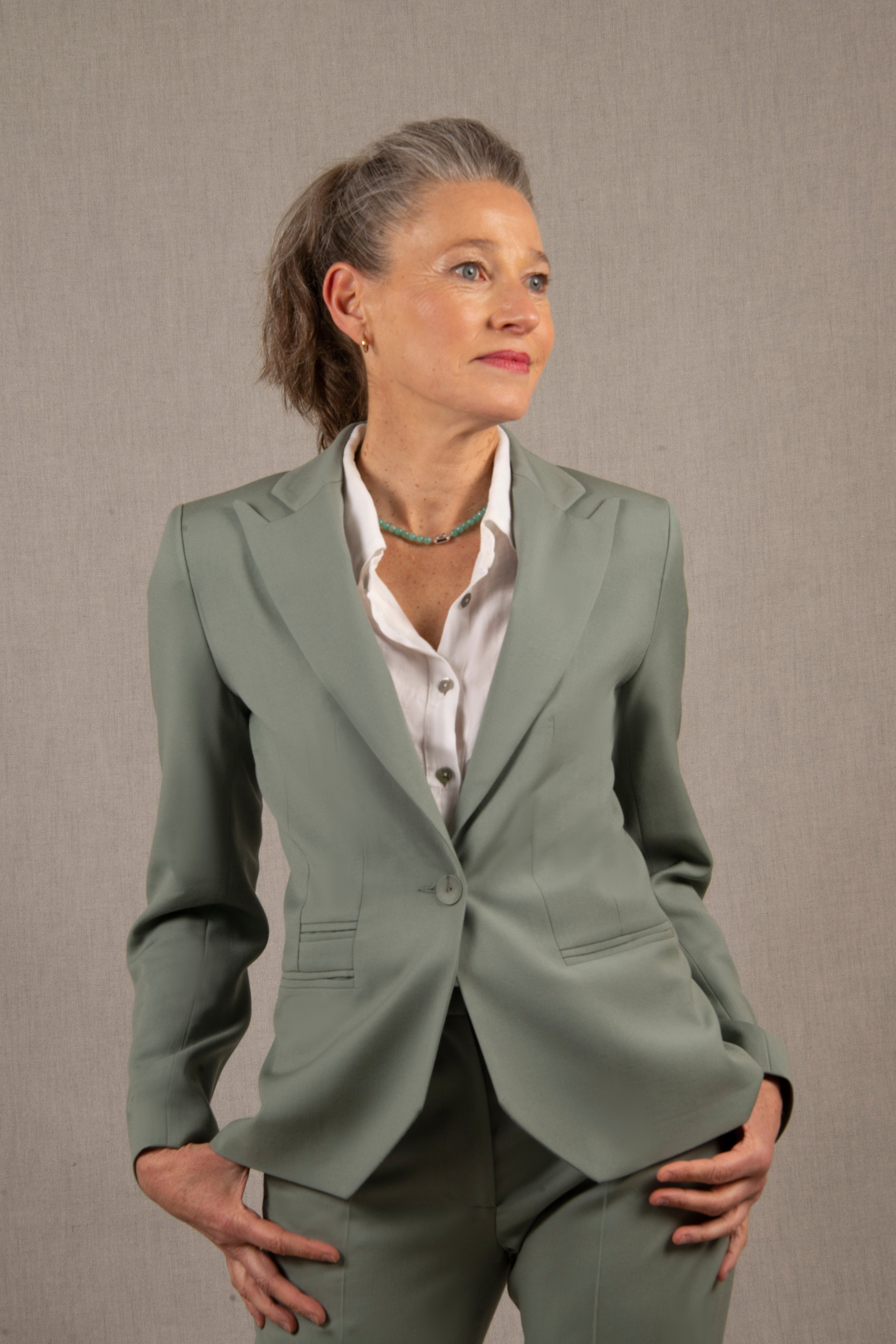 Veste Tailleur Femme Cintrée en Laine Vert Sauge - Conception