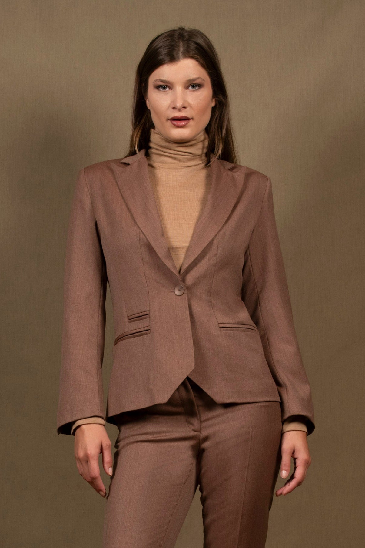 Veste Tailleur femme cintrée, poches passepoilées, fermeture un  bouton, col  tailleur cranté, laine tomette  Conception 
