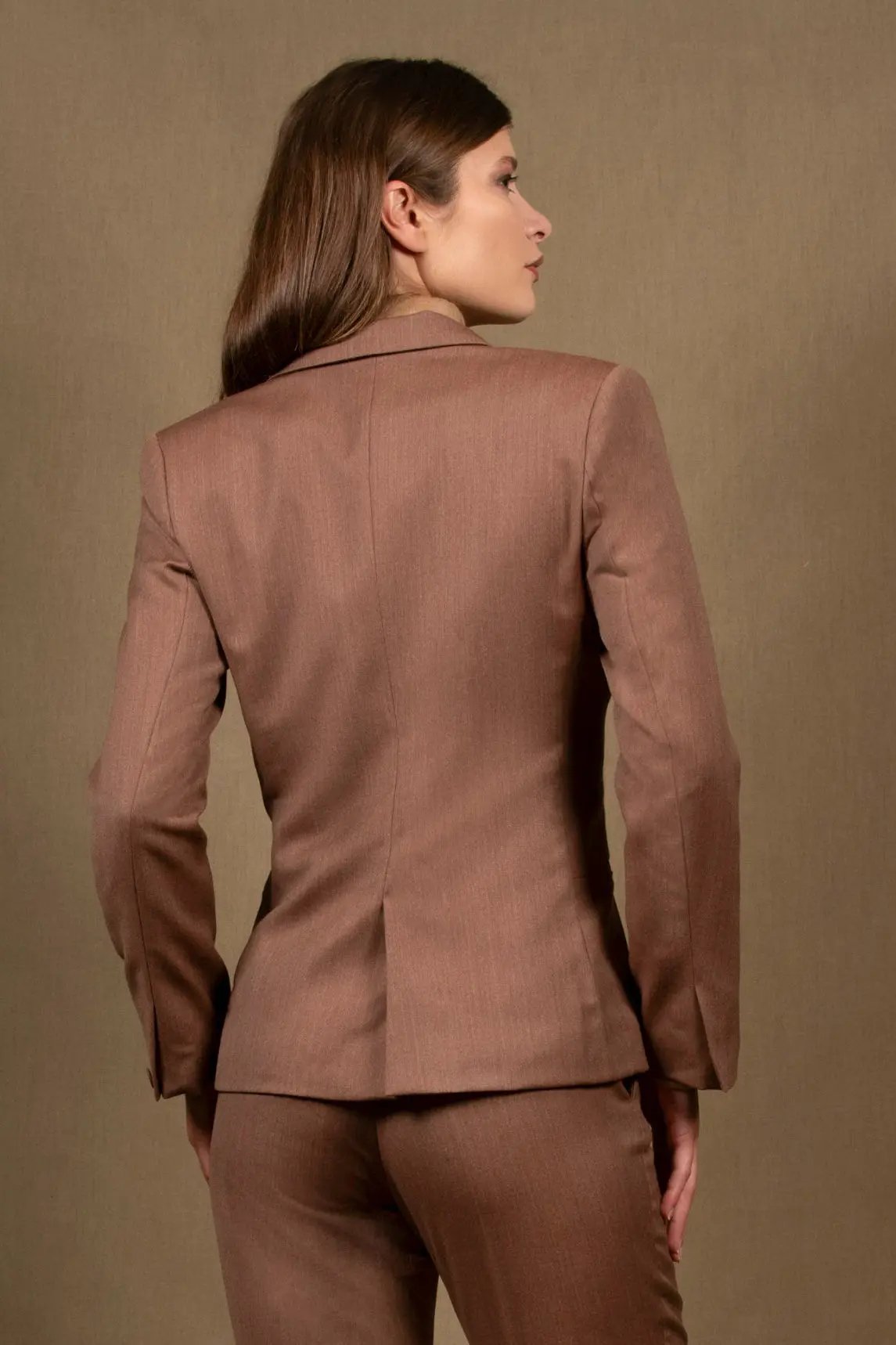 Veste Tailleur femme cintrée, poches passepoilées, fermeture un  bouton, col  tailleur cranté, laine tomette  Conception 