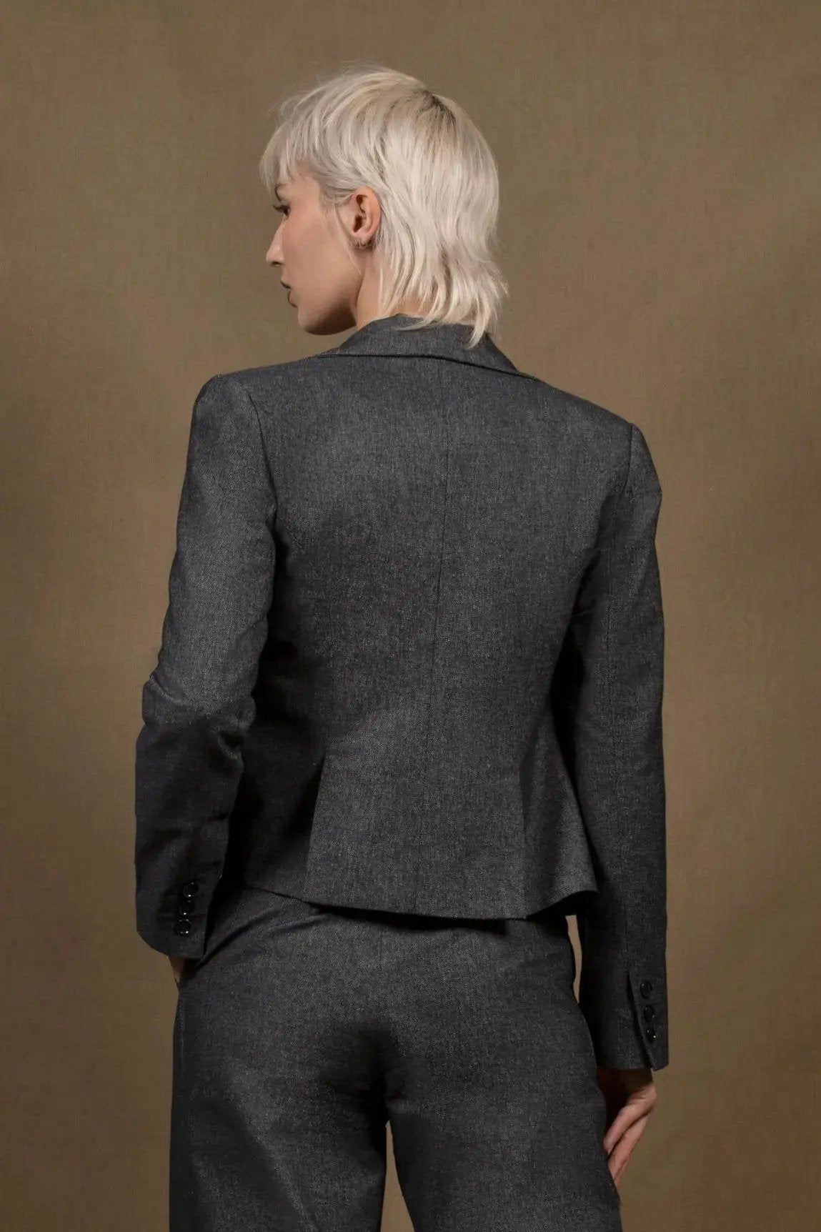 Veste tailleur femme courte en jean brut Certitude col tailleur fermée dur le devant par 3 boutons alignés