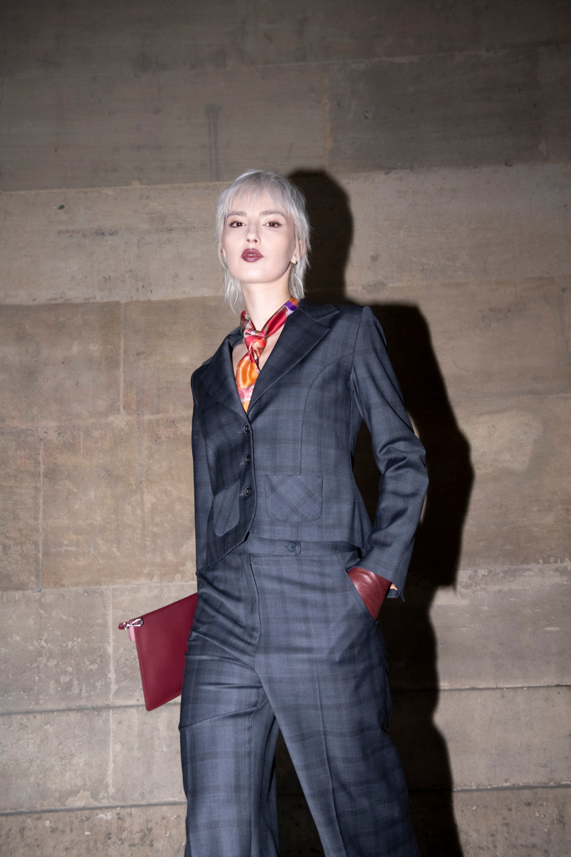 Veste tailleur femme courte en laine à carreau bleu marine col tailleur fermée sur le devant par 3 boutons alignés
