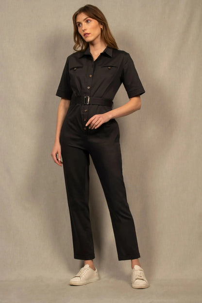 Combinaison pantalon femme noire en coton, manches 3/4, cl chemise, boutons sur le devant, poches poitrine, ceinture à boucle, coupe droite.