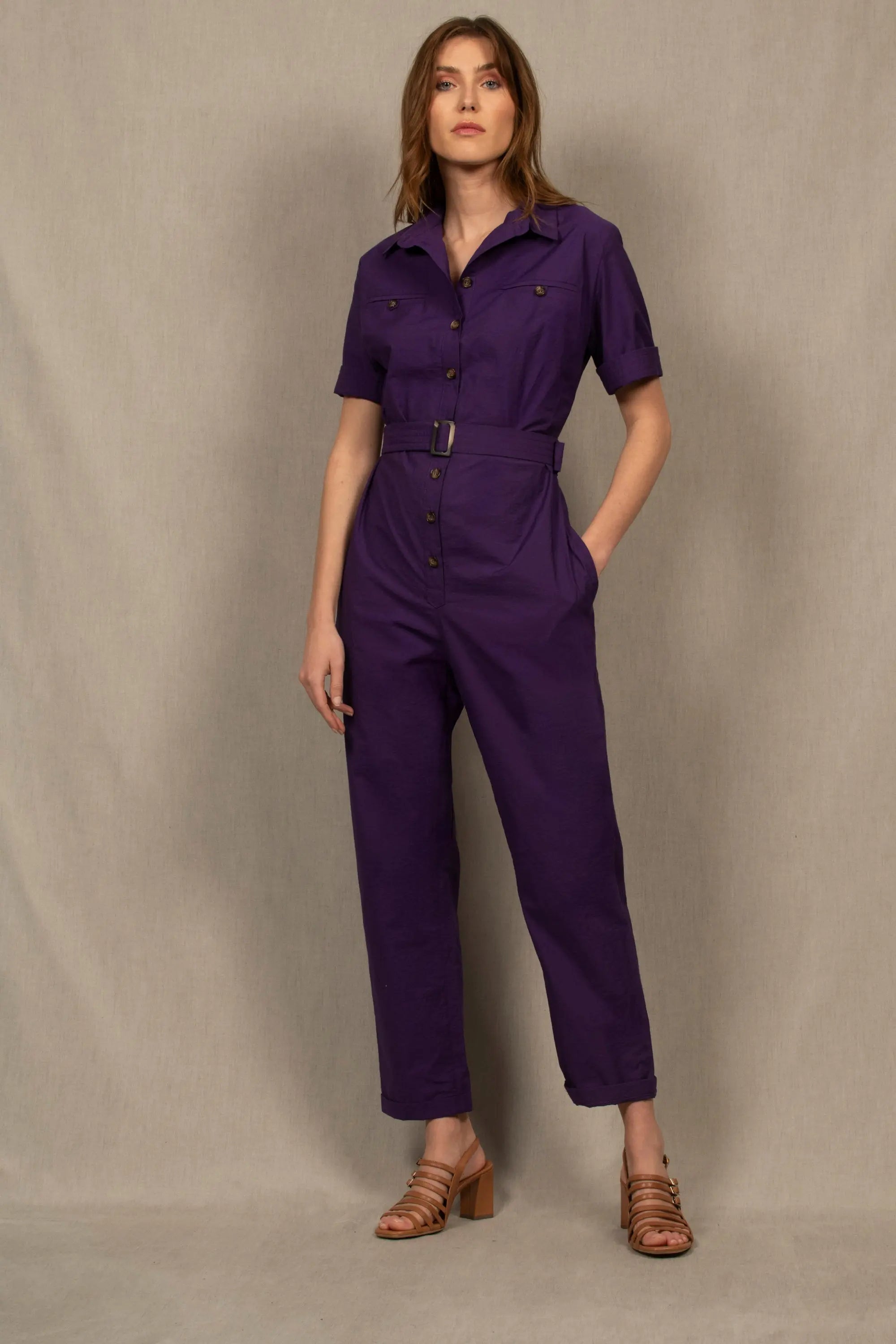 Combinaison pantalon femme noire en coton, manches 3/4, cl chemise, boutons sur le devant, poches poitrine, ceinture à boucle, coupe droite.