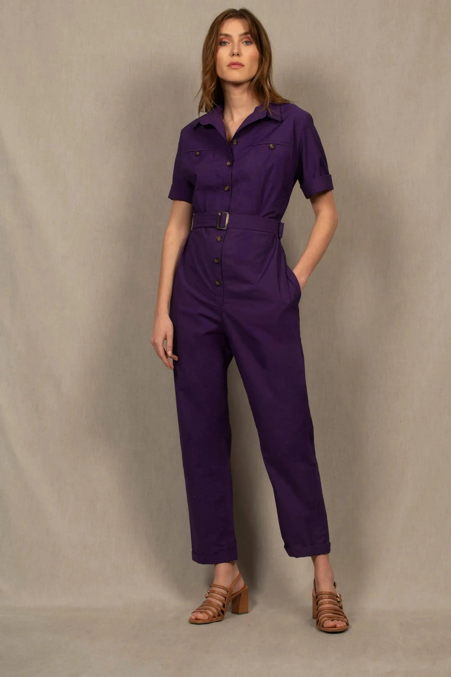 Combinaison pantalon femme noire en coton, manches 3/4, cl chemise, boutons sur le devant, poches poitrine, ceinture à boucle, coupe droite.