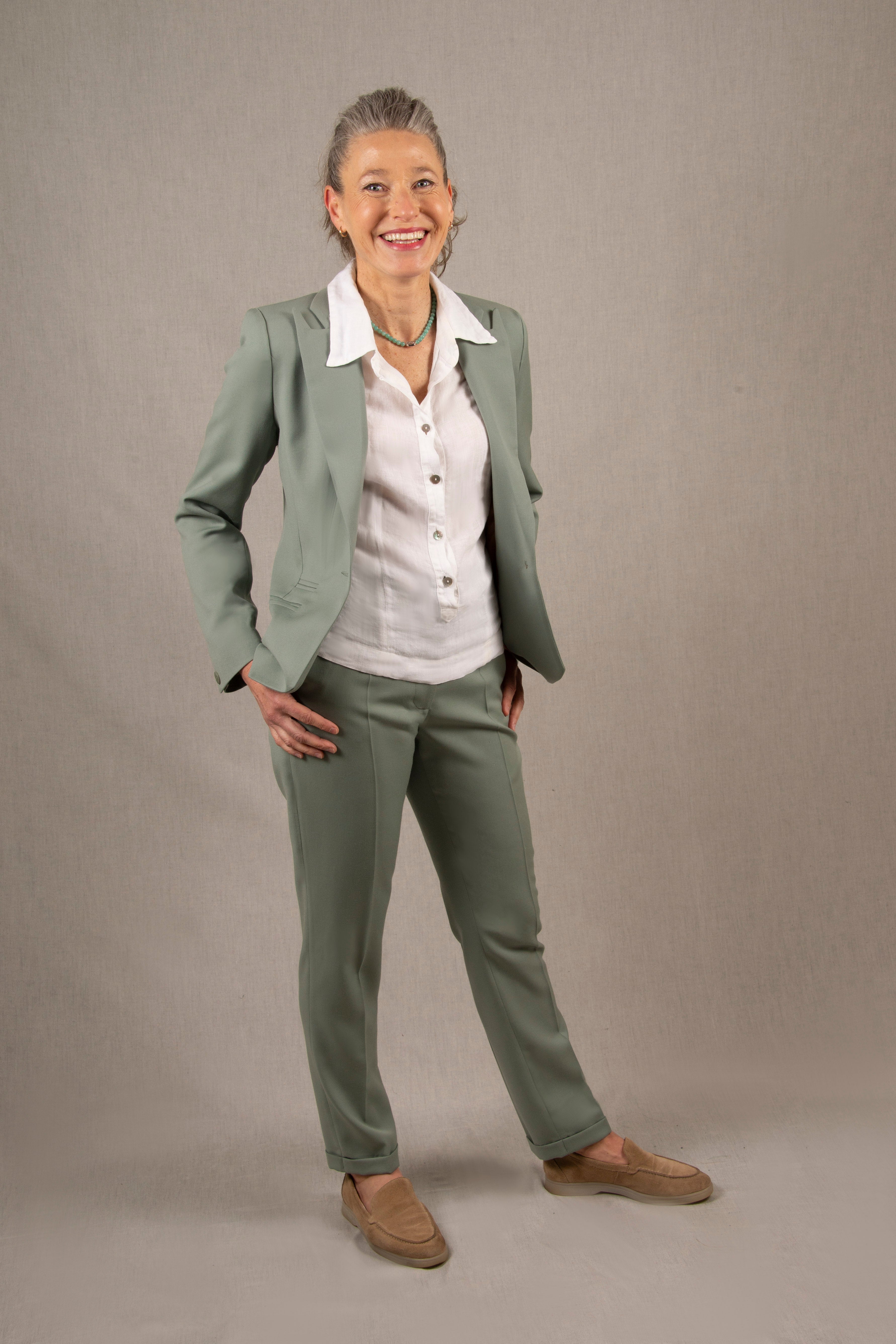 Tailleur Femme Veste Cintrée Pantalon Fitté Laine Vert Sauge – Conception