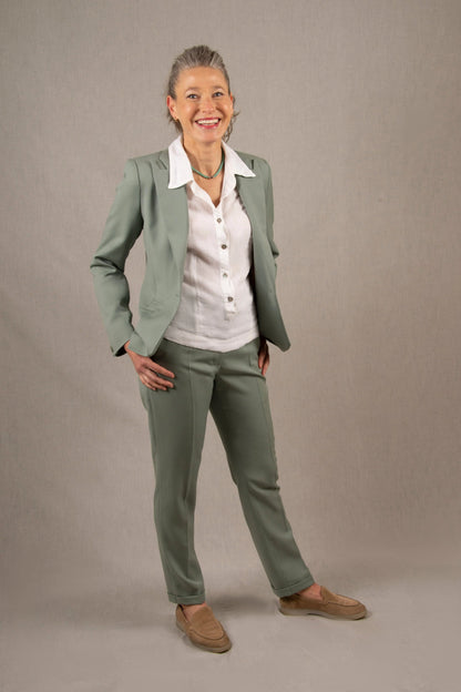 Tailleur Femme Veste Cintrée Pantalon Fitté Laine Vert Sauge – Conception My tailor is Joh