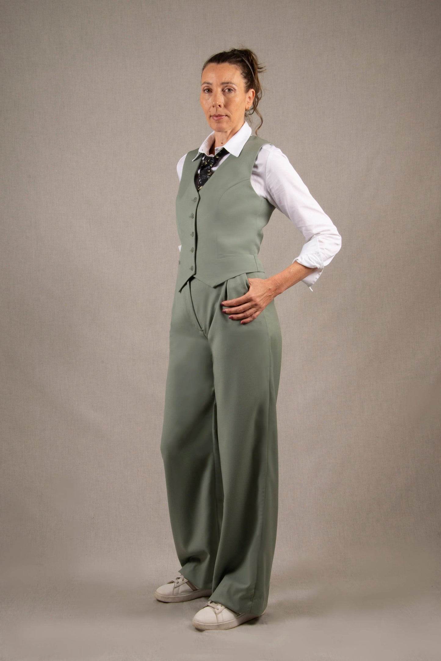 Gilet Tailleur Femme Laine Vert Sauge – Conception My tailor is Joh