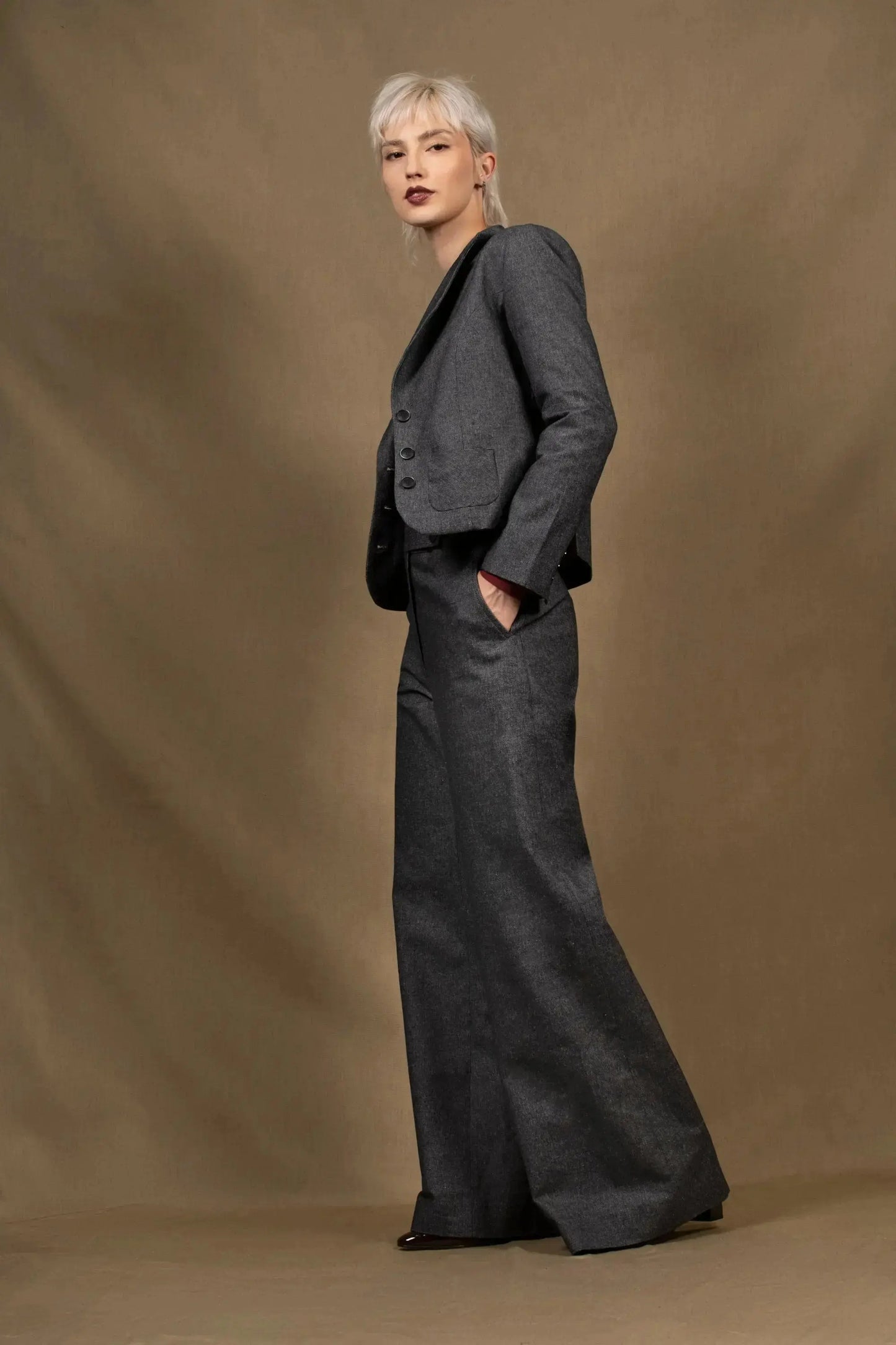 Ensemble tailleur femme veste courte cintrée Pantalon coupe flair taille haute en Jean brut 