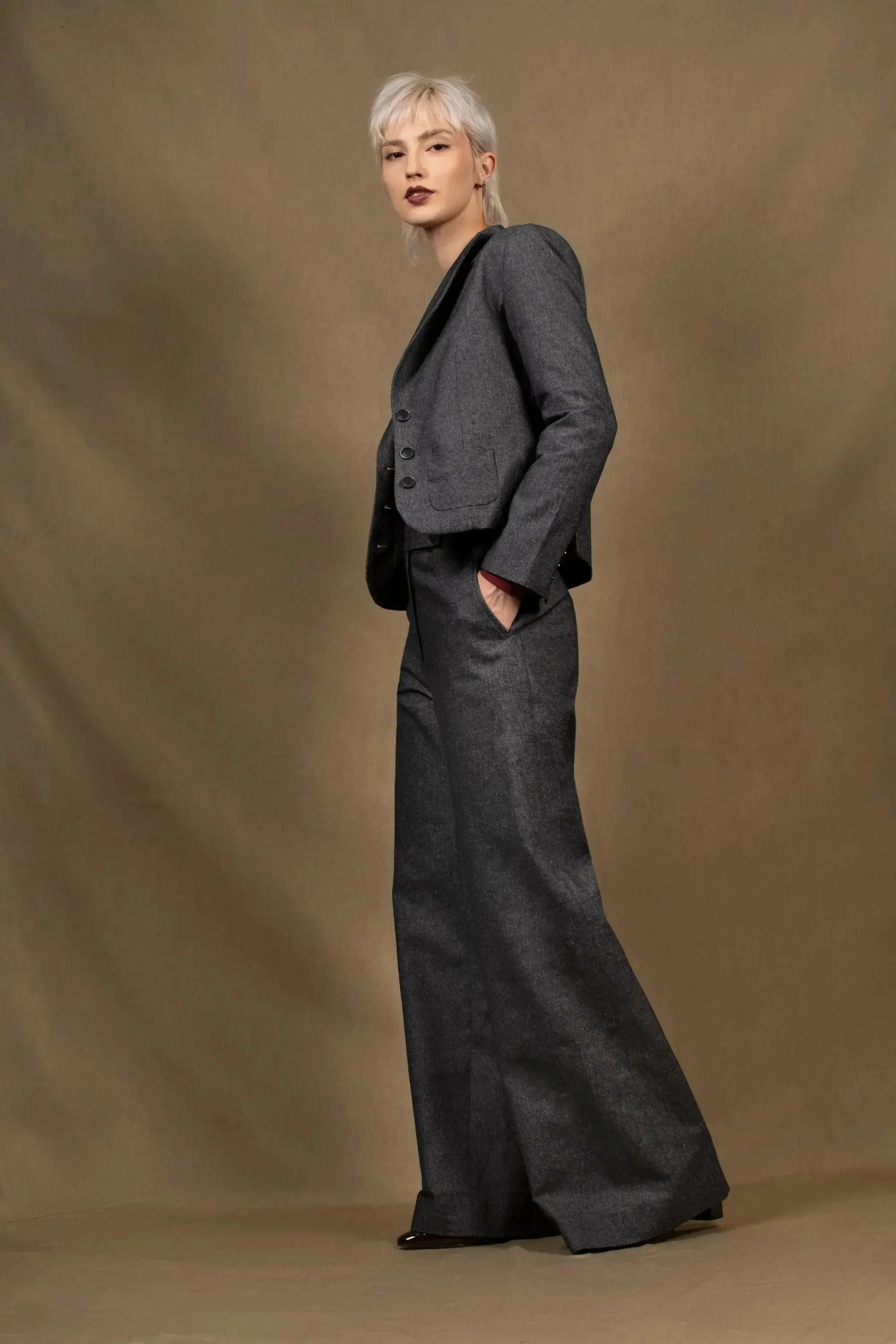 Ensemble tailleur femme veste courte cintrée Pantalon coupe flair taille haute en Jean brut 