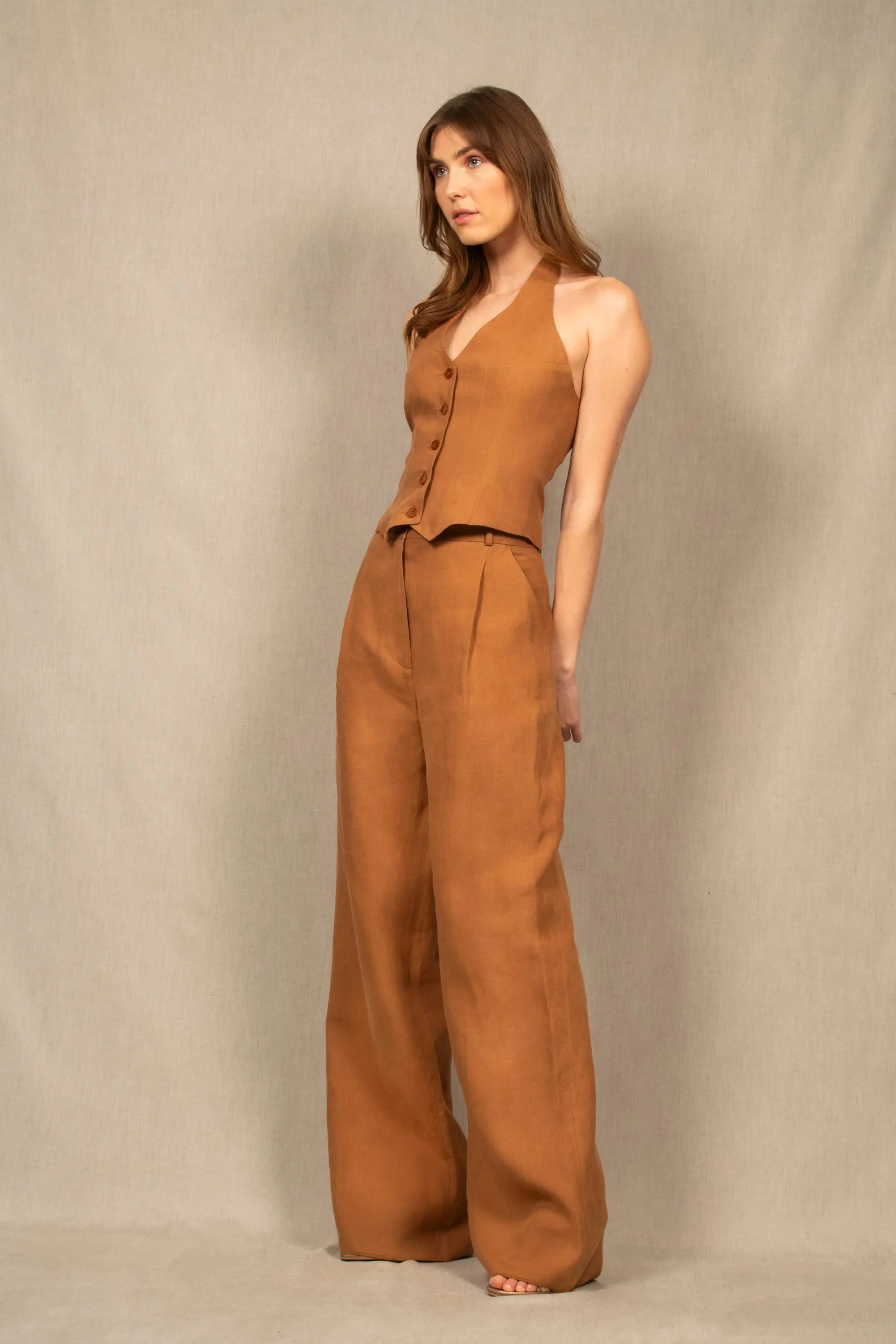 Gilet Tailleur Dos-Nu en Lin Cognac – Illusion - My tailor is Joh