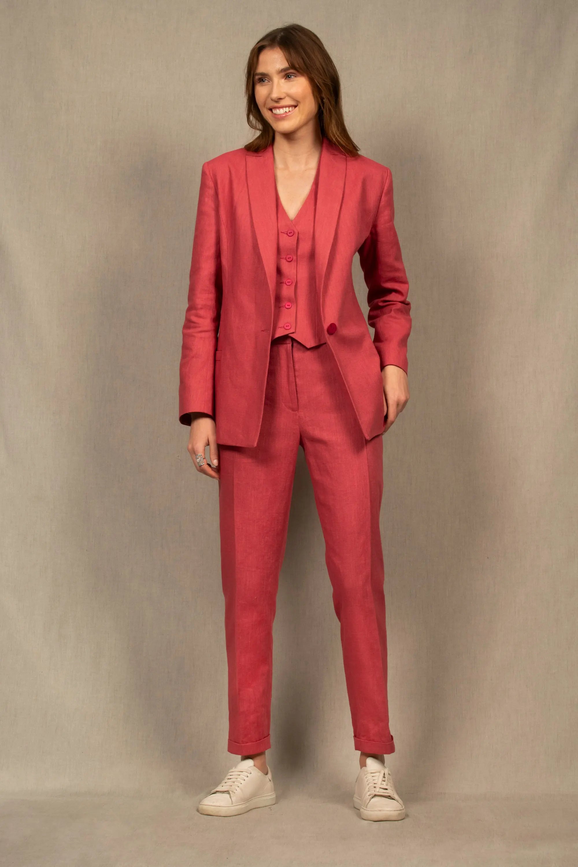 Pantalon femme tailleur 100% laine. Coupe légèrement fittée, pourvu de deux poches à l’Italienne sur le devant et une poche passepoilée fermée par un bouton à l’arrière. 