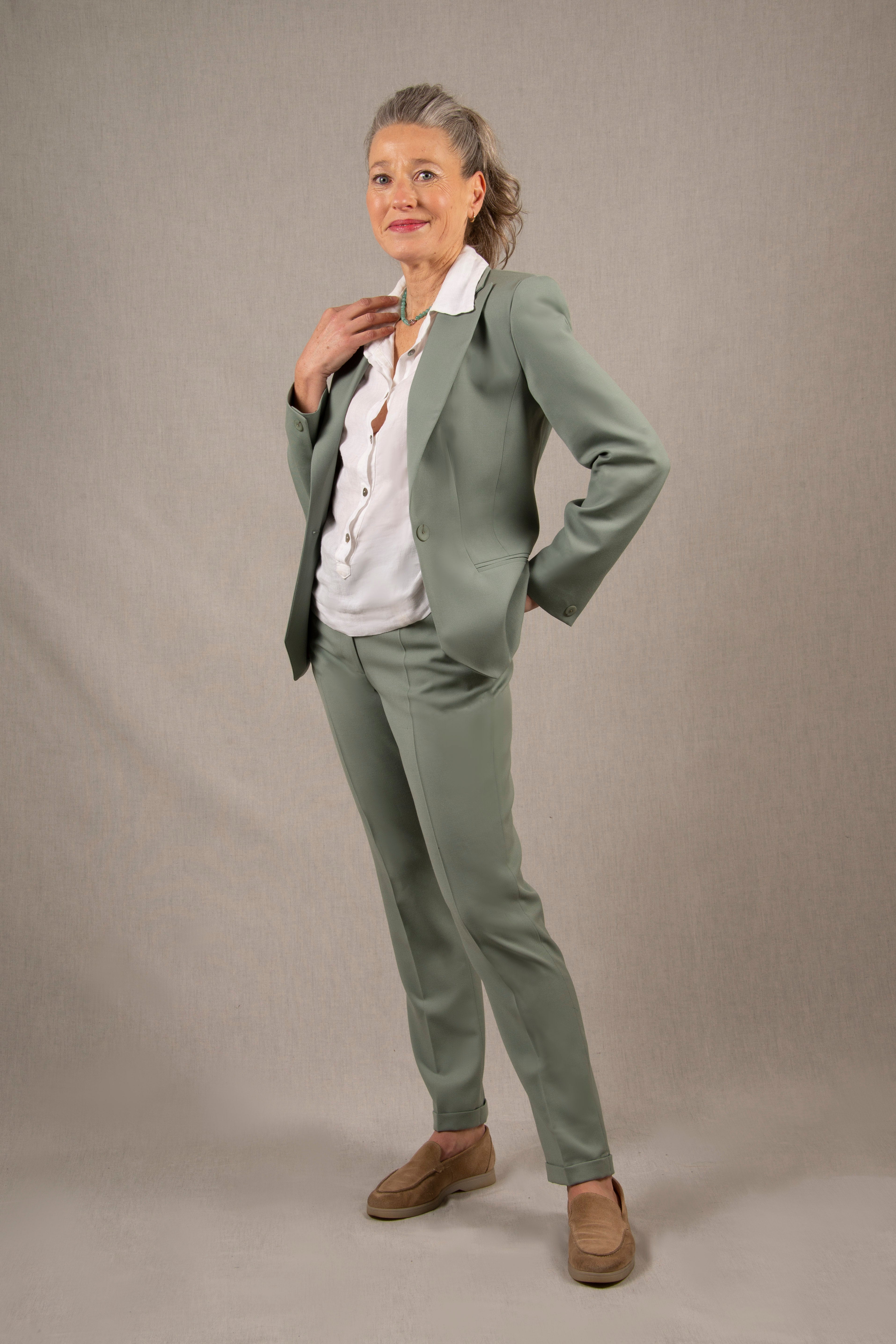 Pantalon Tailleur Femme Fitté en Laine Vert Sauge – Conception