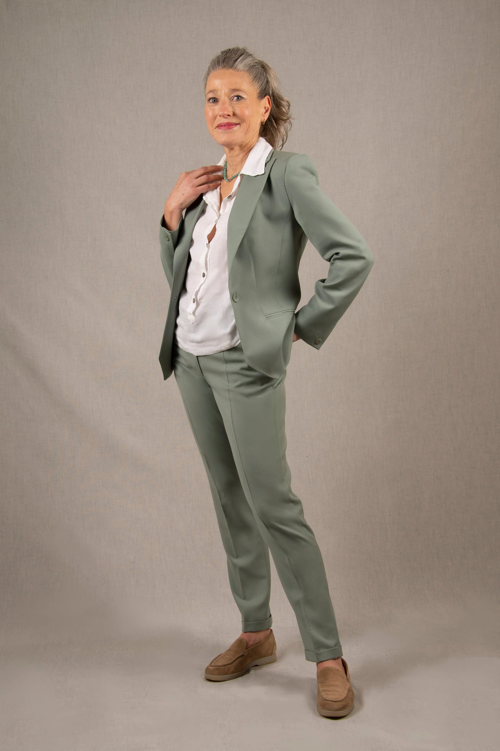 Veste Tailleur Femme Cintrée en Laine Vert Sauge - Conception My tailor is Joh