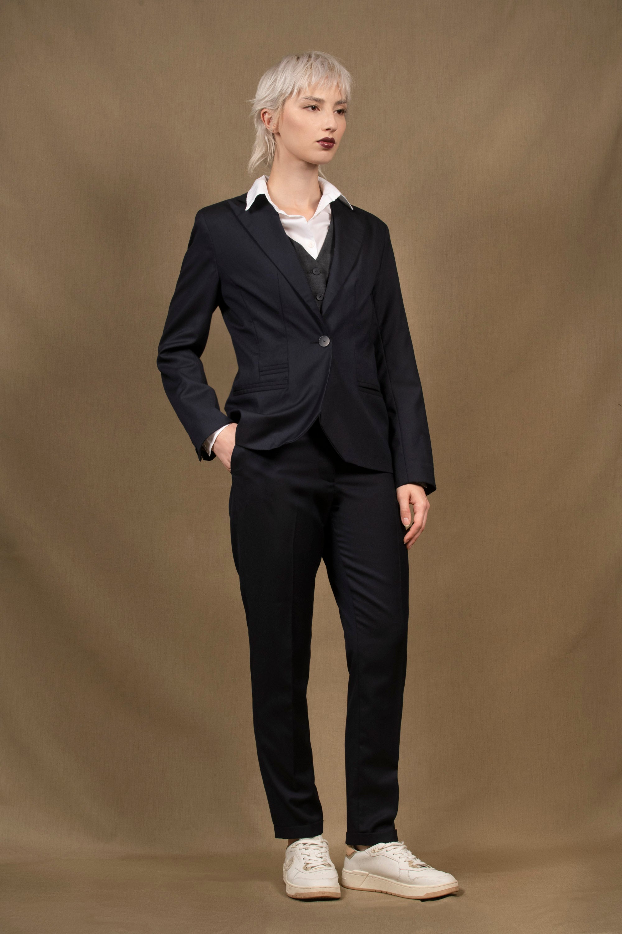 Tailleur Femme Veste Cintrée Pantalon fitté Laine Bleu Marine – Conception My tailor is Joh