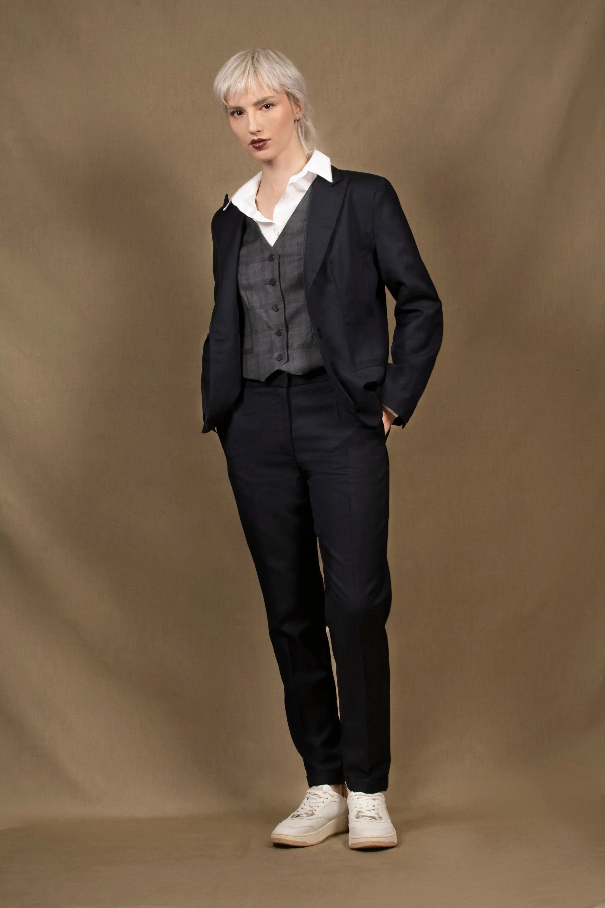 Tailleur Femme Veste Cintrée Pantalon fitté Laine Bleu Marine – Conception My tailor is Joh