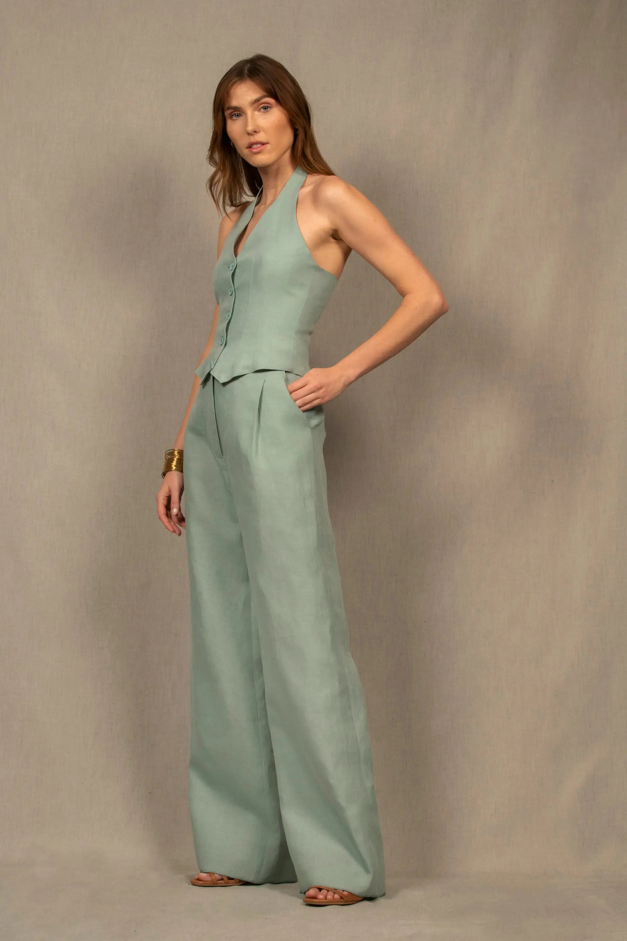 Gilet Tailleur Dos-Nu en Lin Bleu Céladon – Illusion - My tailor is Joh