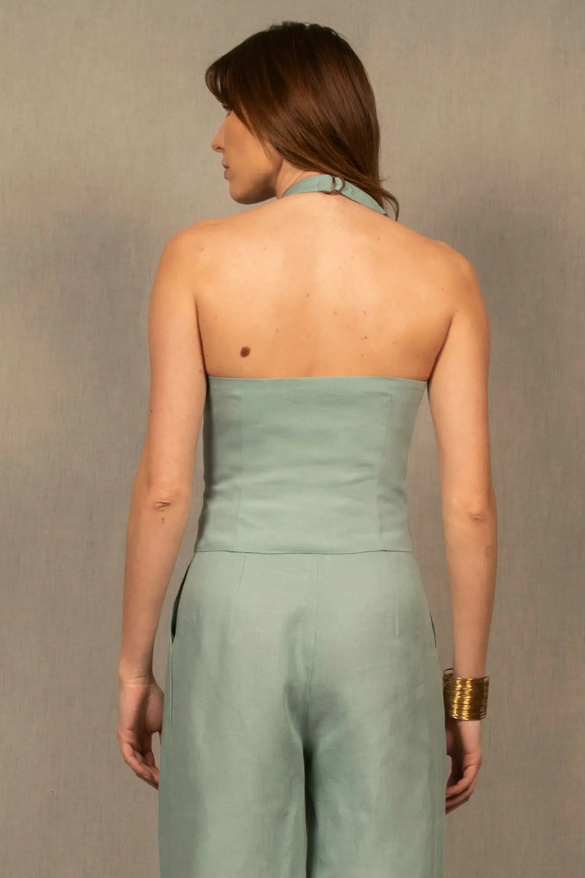 Gilet Tailleur Dos-Nu en Lin Bleu Céladon – Illusion - My tailor is Joh