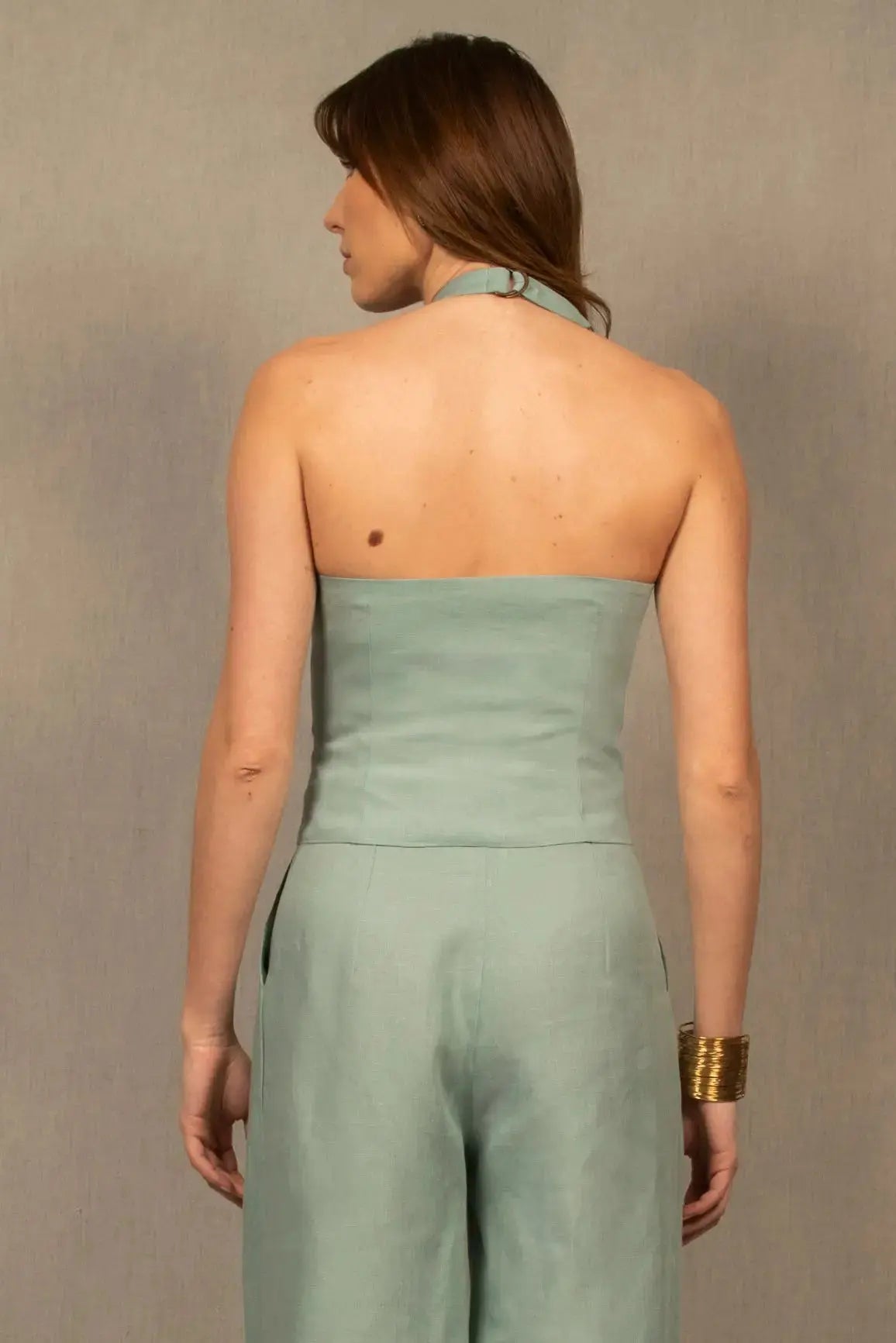 Gilet Tailleur Dos-Nu en Lin Bleu Céladon – Illusion - My tailor is Joh