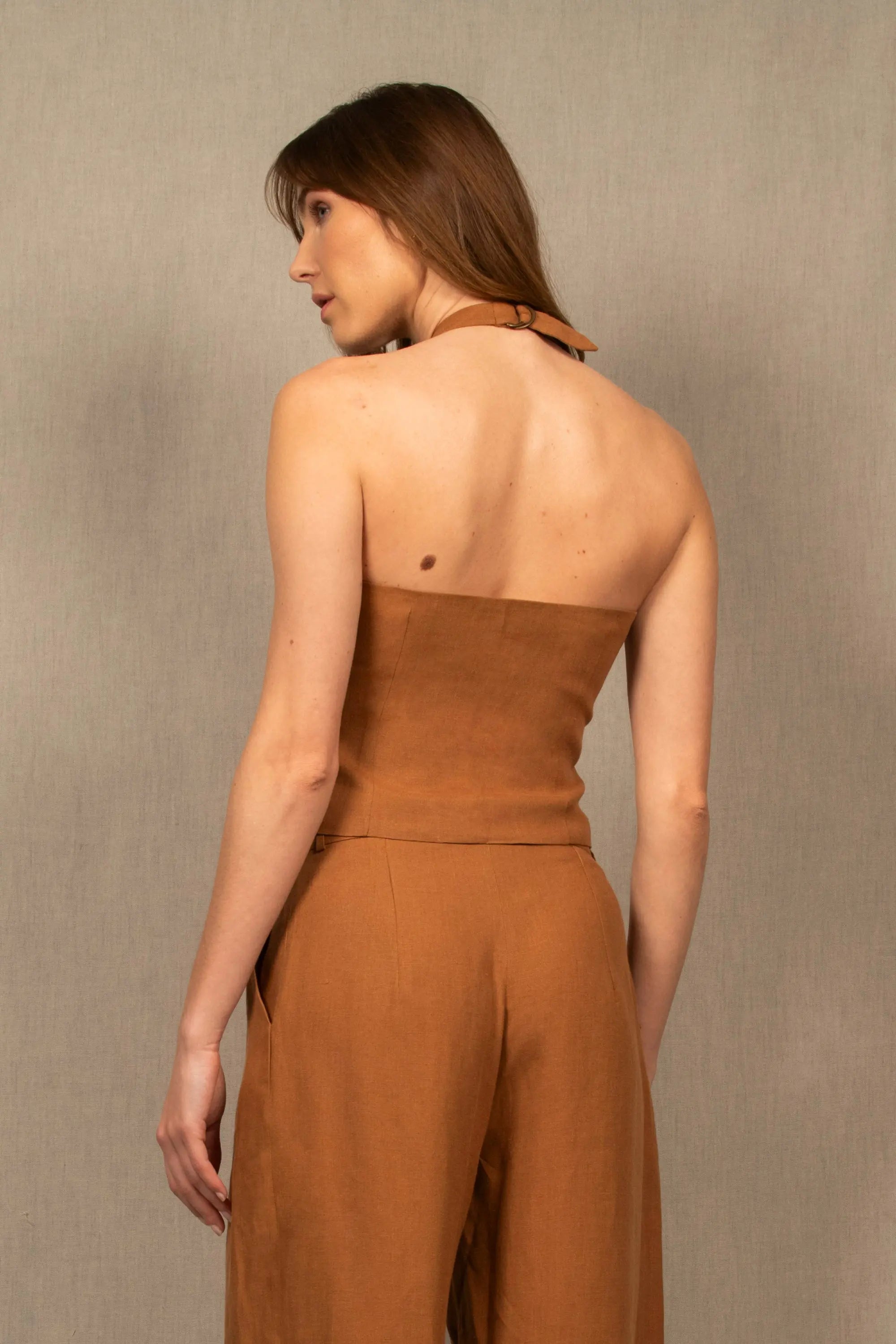 Gilet Tailleur Dos-Nu en Lin Cognac – Illusion - My tailor is Joh