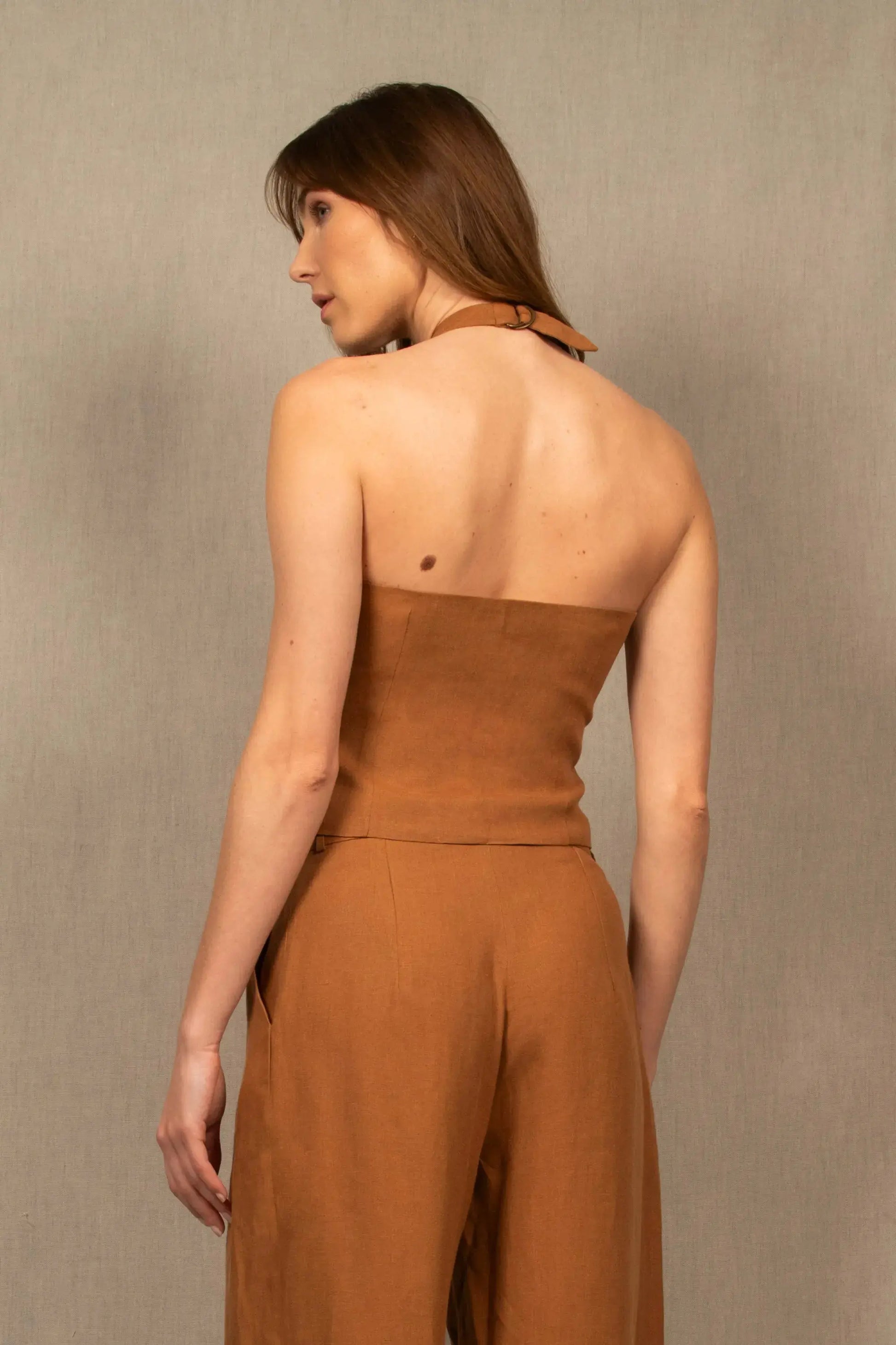 Gilet Tailleur Dos-Nu en Lin Cognac – Illusion - My tailor is Joh