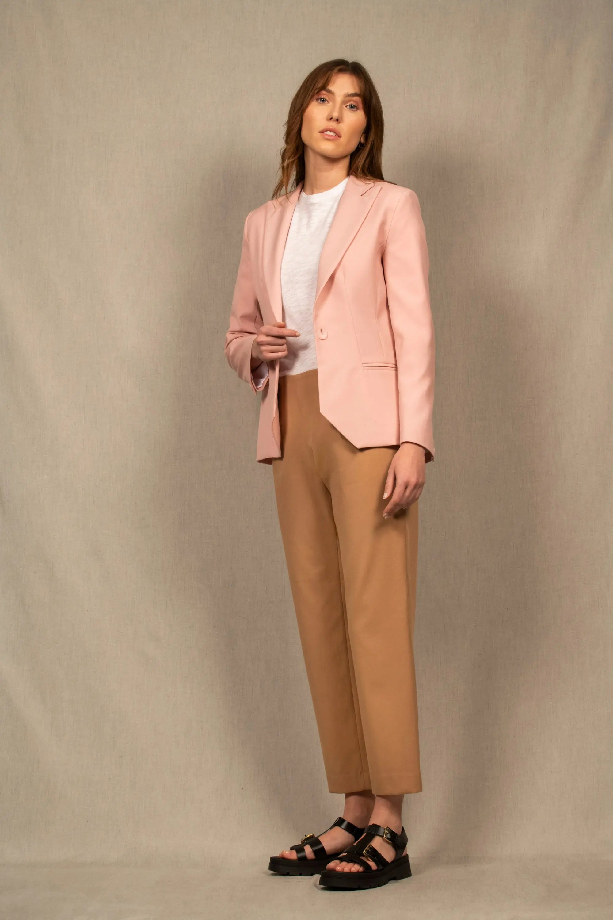 Légèrement ajusté, longueur 3/8éme, ce pantalon à taille mi-haute sans ceinture est pourvu de deux plis plats sur le devant pour plus de confort. Il se ferme par un zip invisible sur le côté et une poche est cachée dans la couture droite.  A également un biais de coton de couleur contrastée borde l’enforme de la ceinture intérieure.