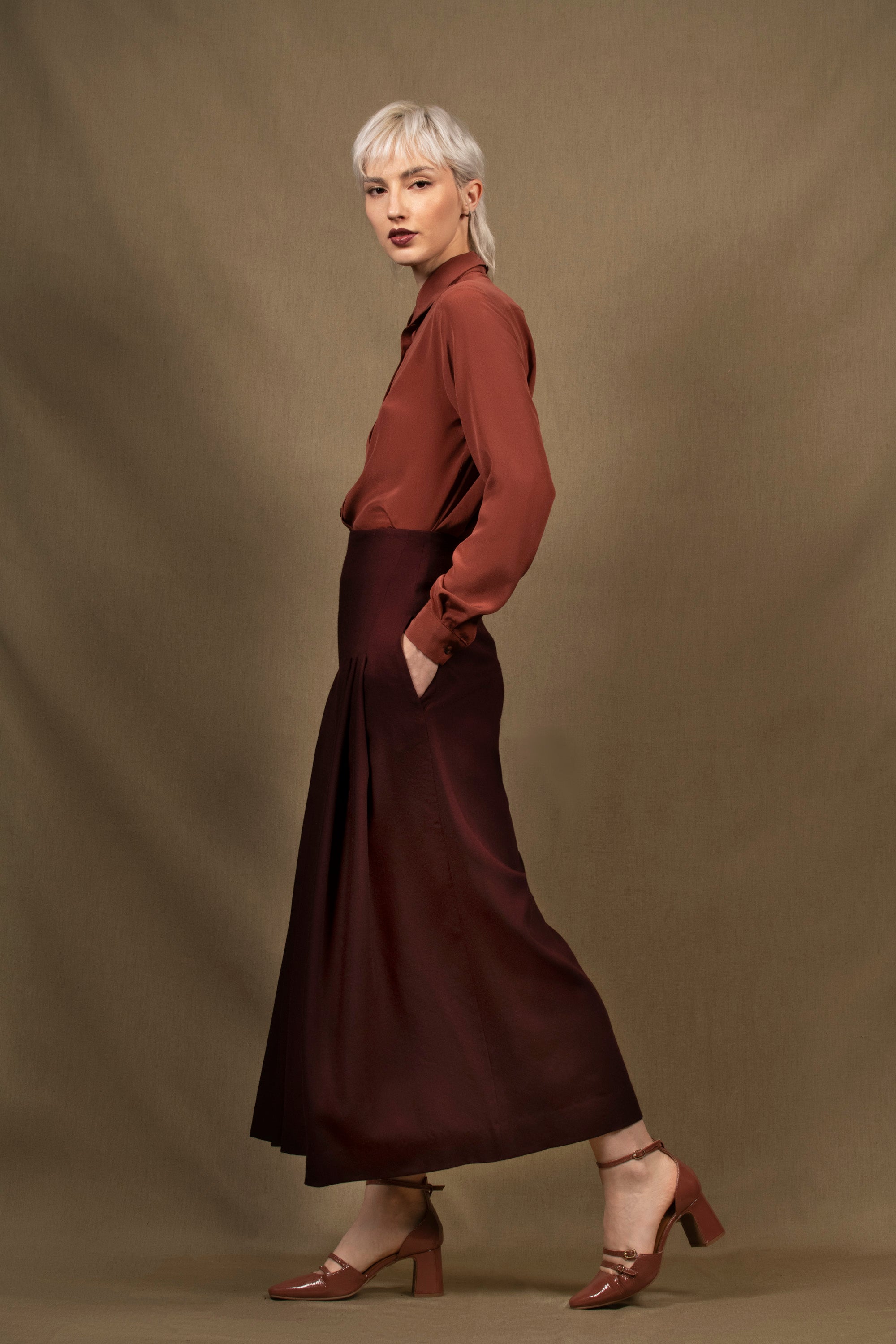 pantalon femme large avec 3 plis sur le devant en laine bordeaux taille haute
