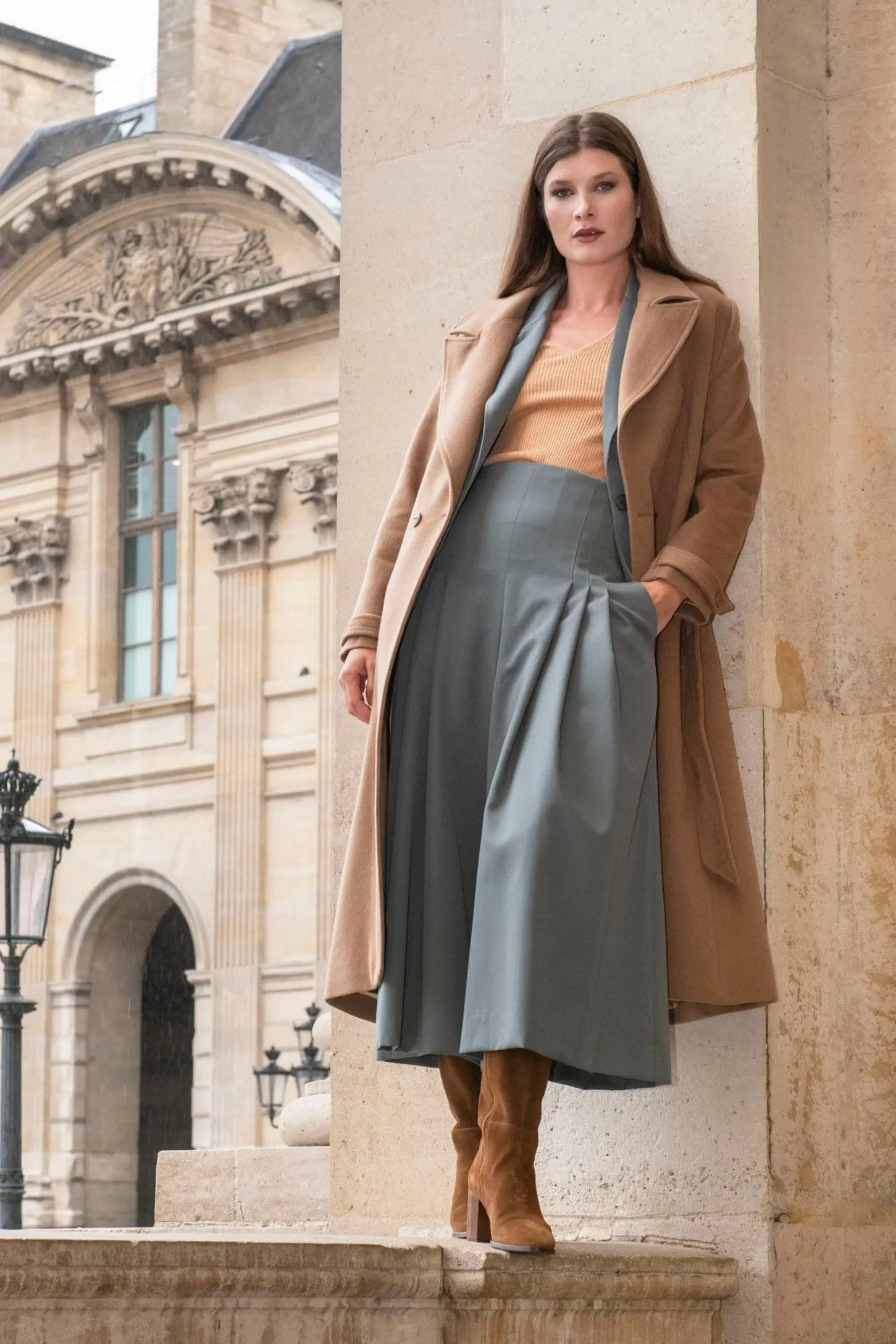 pantalon femme large avec 3 plis sur le devant en laine vert amande taille haute portée avec manteau long