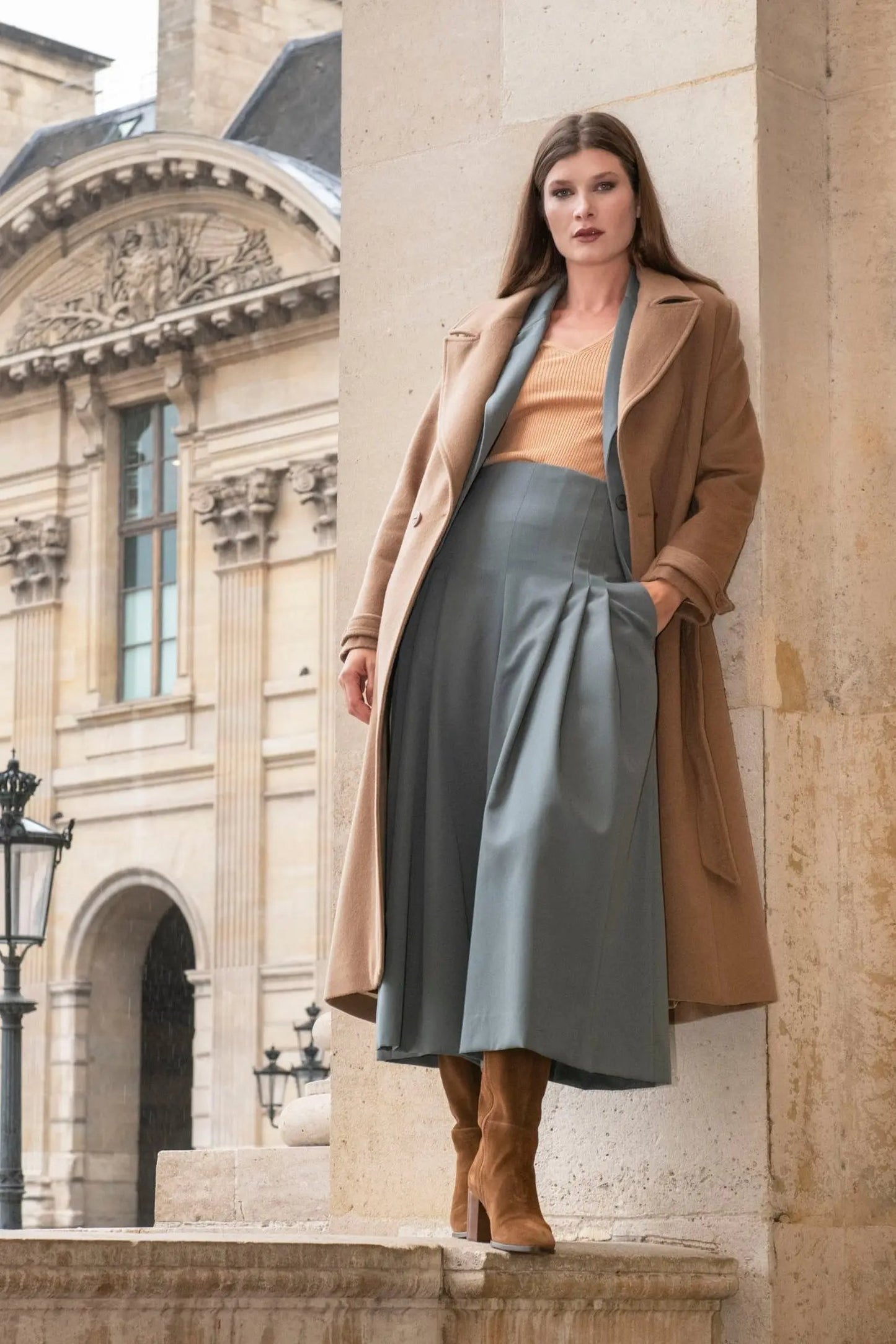 pantalon femme large avec 3 plis sur le devant en laine vert amande taille haute portée avec manteau long