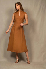 Robe Longue Sans Manches en Lin Cognac – Allure