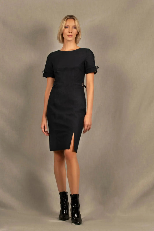 Cette robe en coton couleur bleu marine a une coupe cintrée mi-longue avec encolure ronde, découpes structurantes devant et dos, petite fente sur le côté gauche et fermeture zippée au milieu du dos.